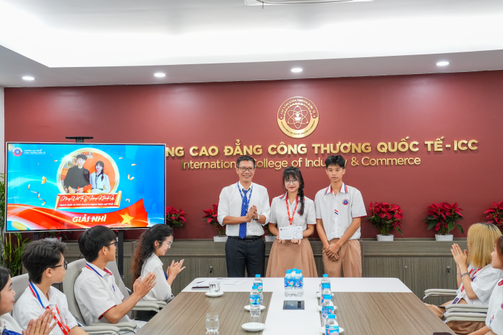 Giải Nhì cuộc thi thuộc về bài dự thi của hai sinh viên Lường Khánh Ly & Nùng Việt Tú – Ngành Ngôn ngữ Nhật & Quản trị Kinh doanh. Giải Nhì cuộc thi thuộc về bài dự thi của hai sinh viên Lường Khánh Ly & Nùng Việt Tú – Ngành Ngôn ngữ Nhật & Quản trị Kinh doanh.