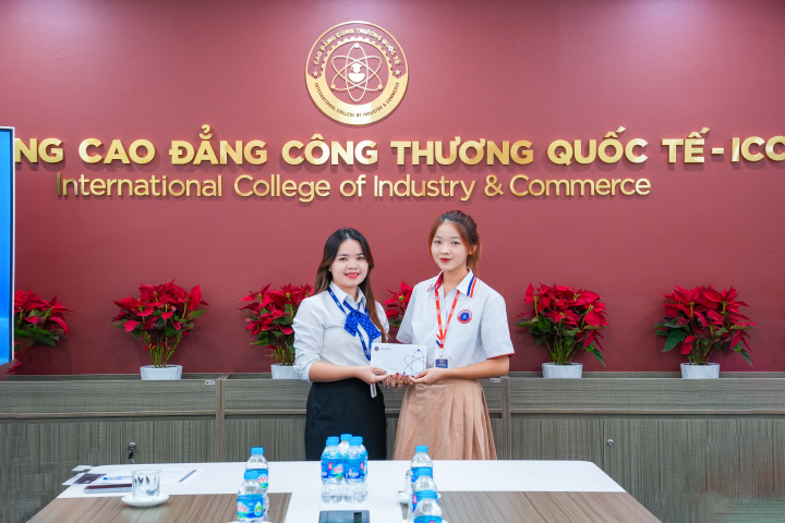 Giải Ba cuộc thi được trao cho em Đinh Thị Mỹ Duyên - ngành Ngôn ngữ Trung. Giải Ba cuộc thi được trao cho em Đinh Thị Mỹ Duyên - ngành Ngôn ngữ Trung.