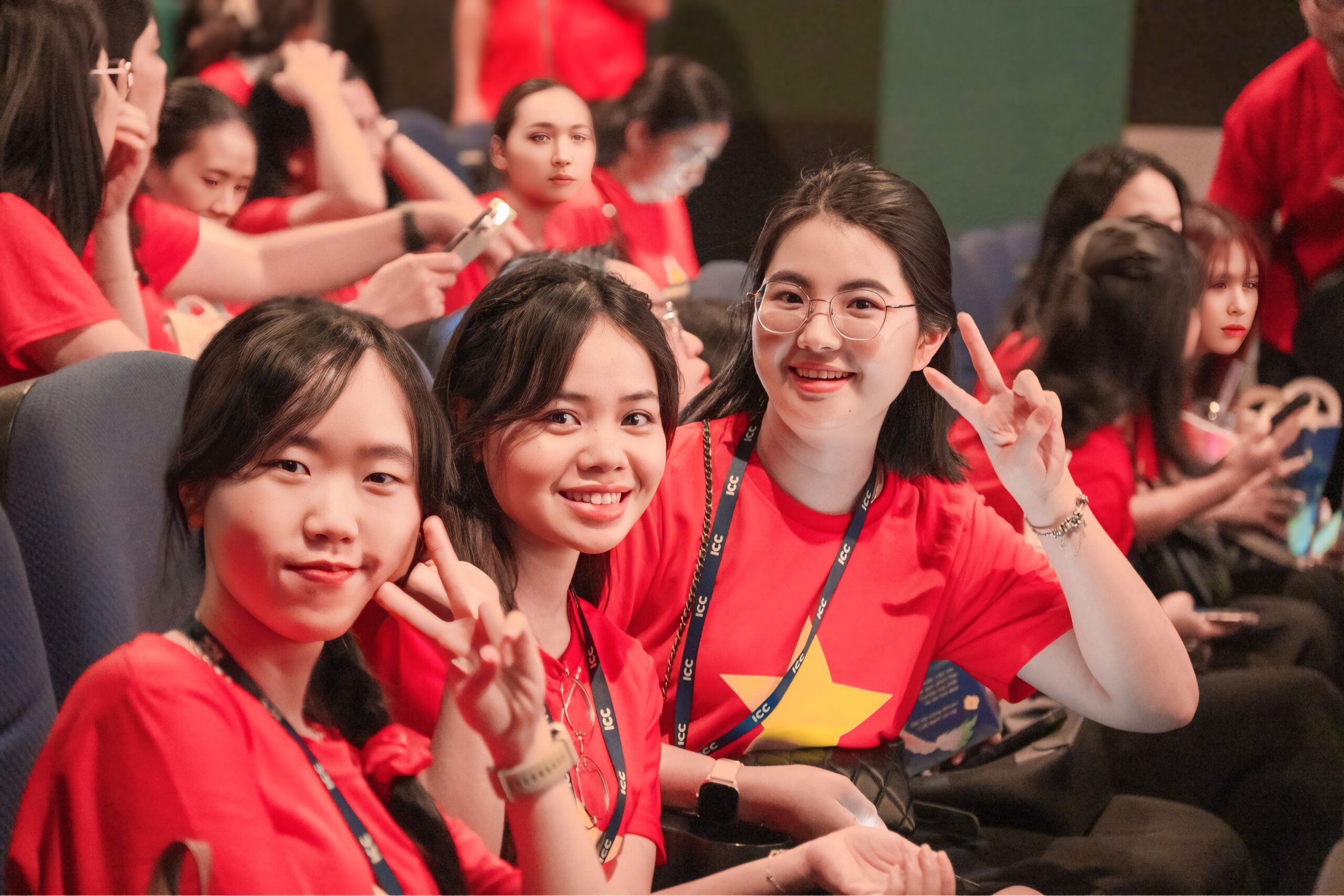 Tập thể giảng viên, cán bộ nhân viên ICC tại buổi xem phim điện ảnh "Mưa đỏ". Tập thể giảng viên, cán bộ nhân viên ICC tại buổi xem phim điện ảnh "Mưa đỏ".