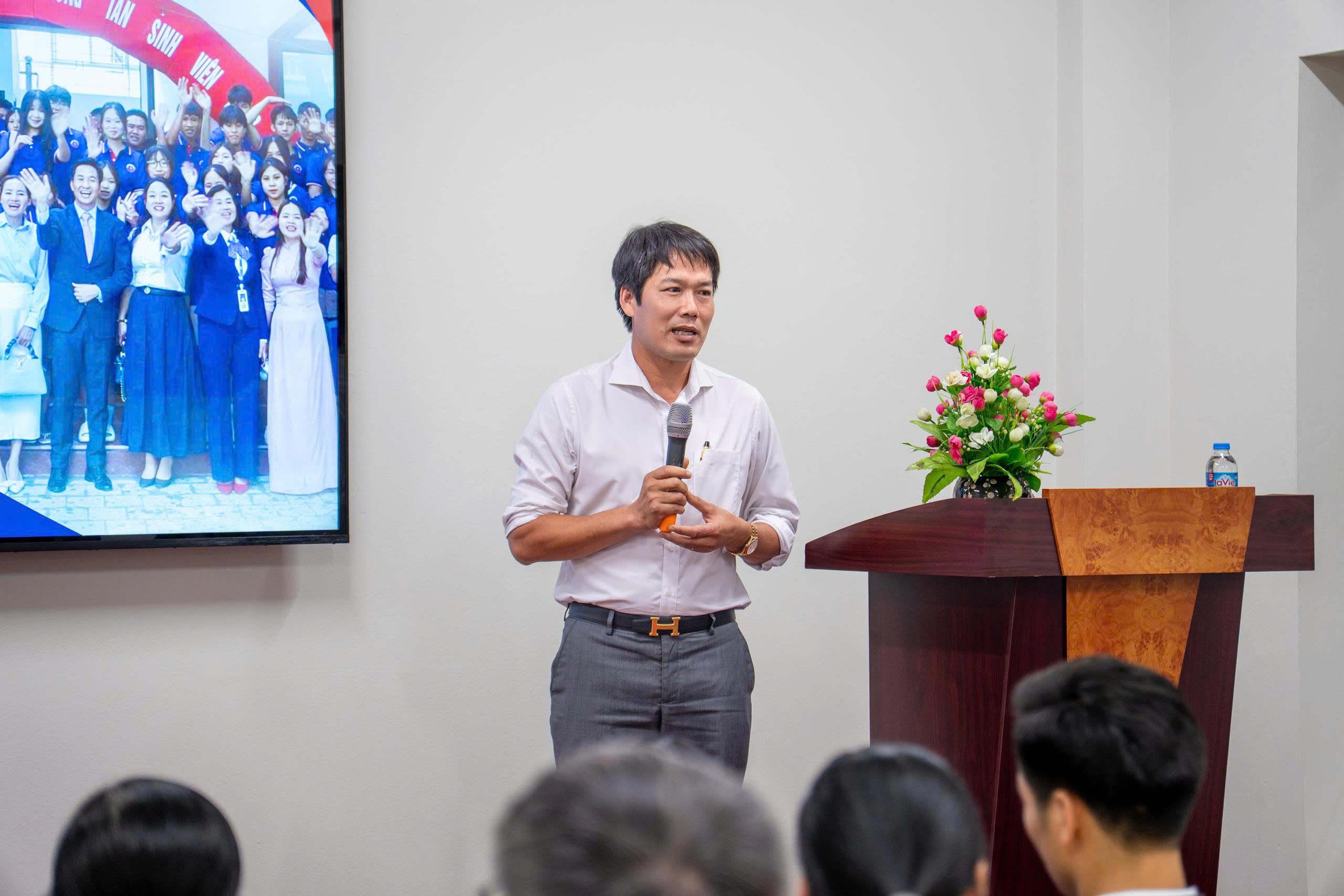 Thầy Đoàn Văn Minh - Hiệu trưởng nhà trường có những chia sẻ tới cán bộ nhân viên, giảng viên nhà trường.