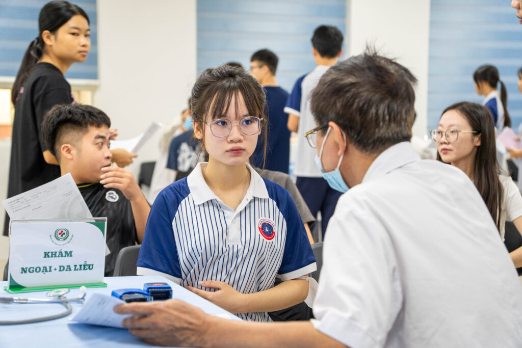 Không chỉ tham gia khám, sinh viên còn được tư vấn các vấn đề sức khỏe, chế độ ăn uống, sinh hoạt hợp lý. Không chỉ tham gia khám, sinh viên còn được tư vấn các vấn đề sức khỏe, chế độ ăn uống, sinh hoạt hợp lý.