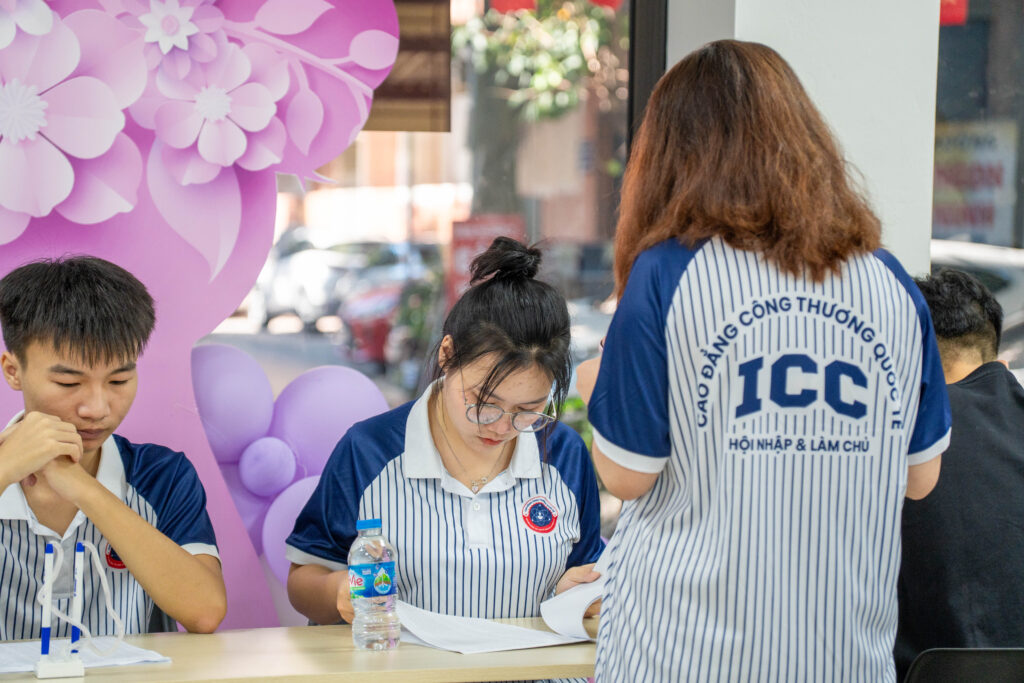 Buổi khám diễn ra trong không khí vui tươi, trật tự, nhịp nhàng. Buổi khám diễn ra trong không khí vui tươi, trật tự, nhịp nhàng.