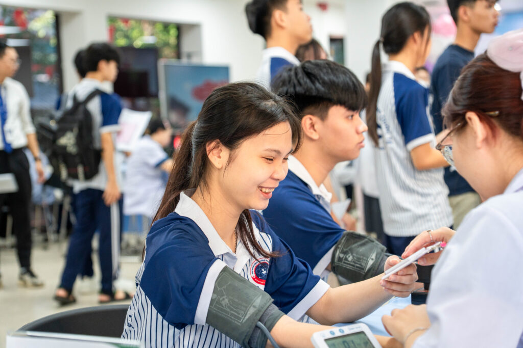 Sinh viên Cao đẳng Công thương Quốc tế ICC hào hứng tham gia khám sức khỏe tổng thể. Sinh viên Cao đẳng Công thương Quốc tế ICC hào hứng tham gia khám sức khỏe tổng thể.