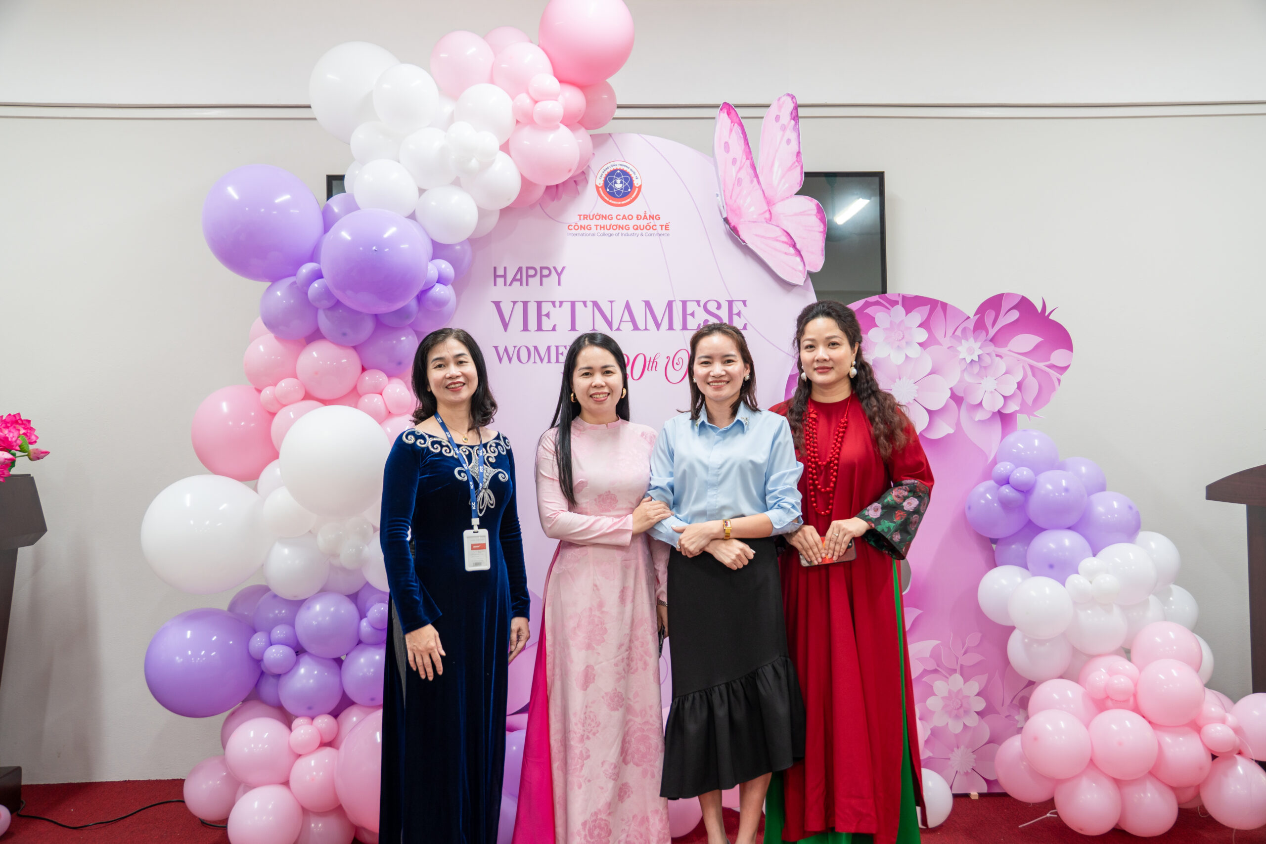 Ban Lãnh đạo trường Cao đẳng Công thương Quốc tế khoe sắc rạng rỡ mừng ngày 20/10. Ban Lãnh đạo trường Cao đẳng Công thương Quốc tế khoe sắc rạng rỡ mừng ngày 20/10.