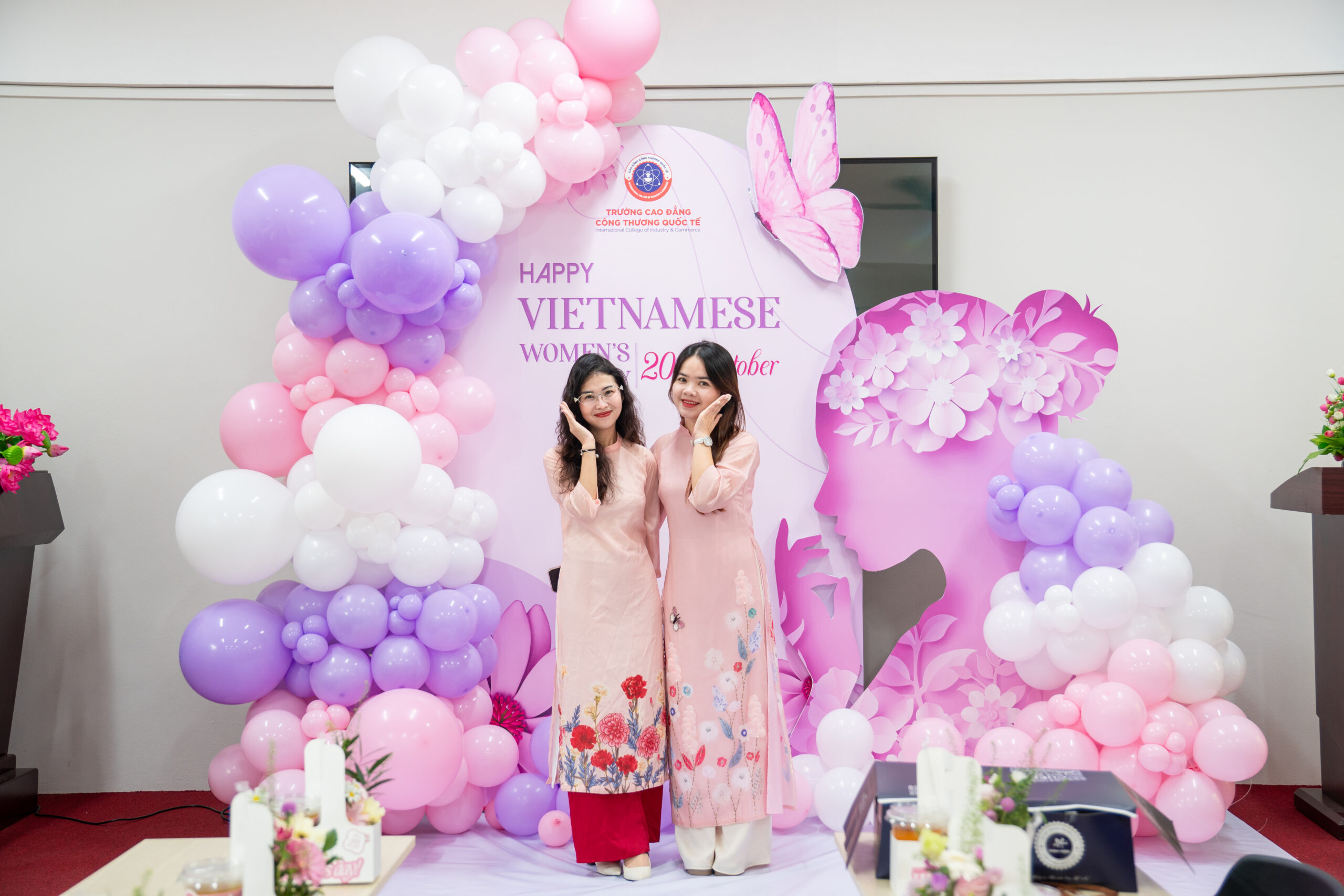 Chào mừng Ngày Phụ nữ Việt Nam 20/10, các nữ cán bộ, giảng viên, nhân viên cùng khoe nét duyên dáng, thanh lịch trong trang phục truyền thống. Chào mừng Ngày Phụ nữ Việt Nam 20/10, các nữ cán bộ, giảng viên, nhân viên cùng khoe nét duyên dáng, thanh lịch trong trang phục truyền thống.