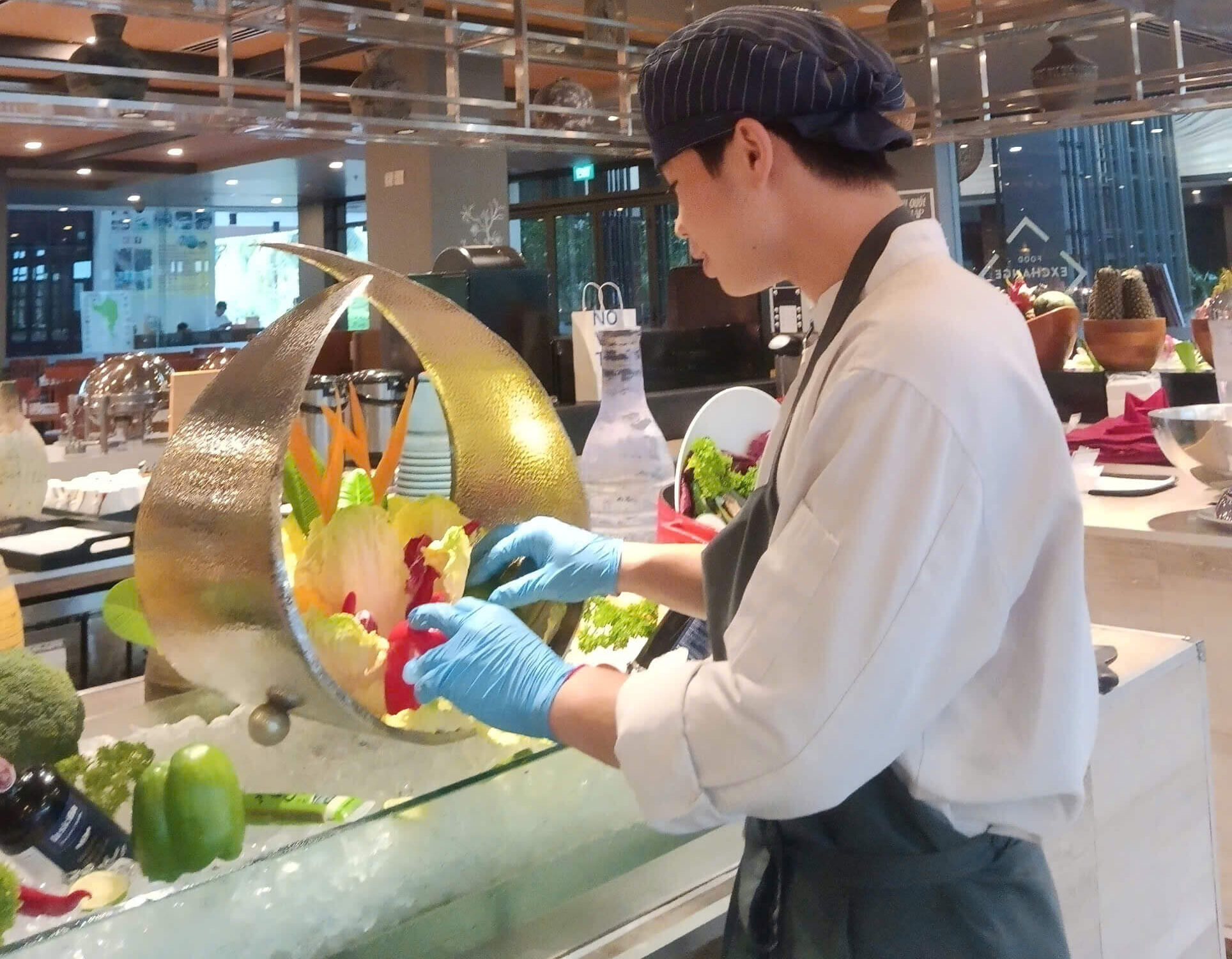 Nam Anh thực tập vị trí bếp lạnh tại khách sạn Novotel. Nam Anh thực tập vị trí bếp lạnh tại khách sạn Novotel.