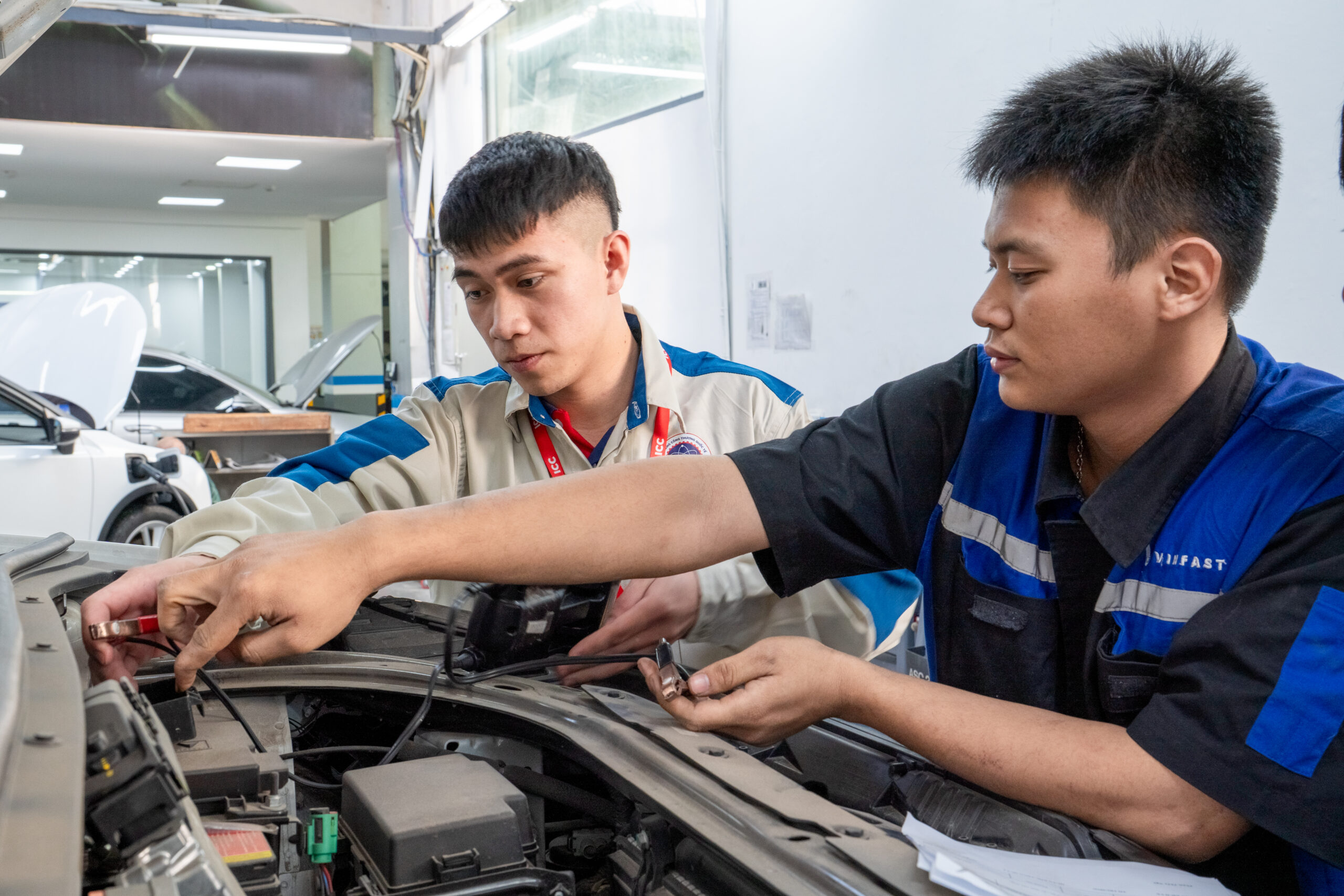 Sinh viên ICC được các kỹ sư lành nghề "cầm tay chỉ việc". 