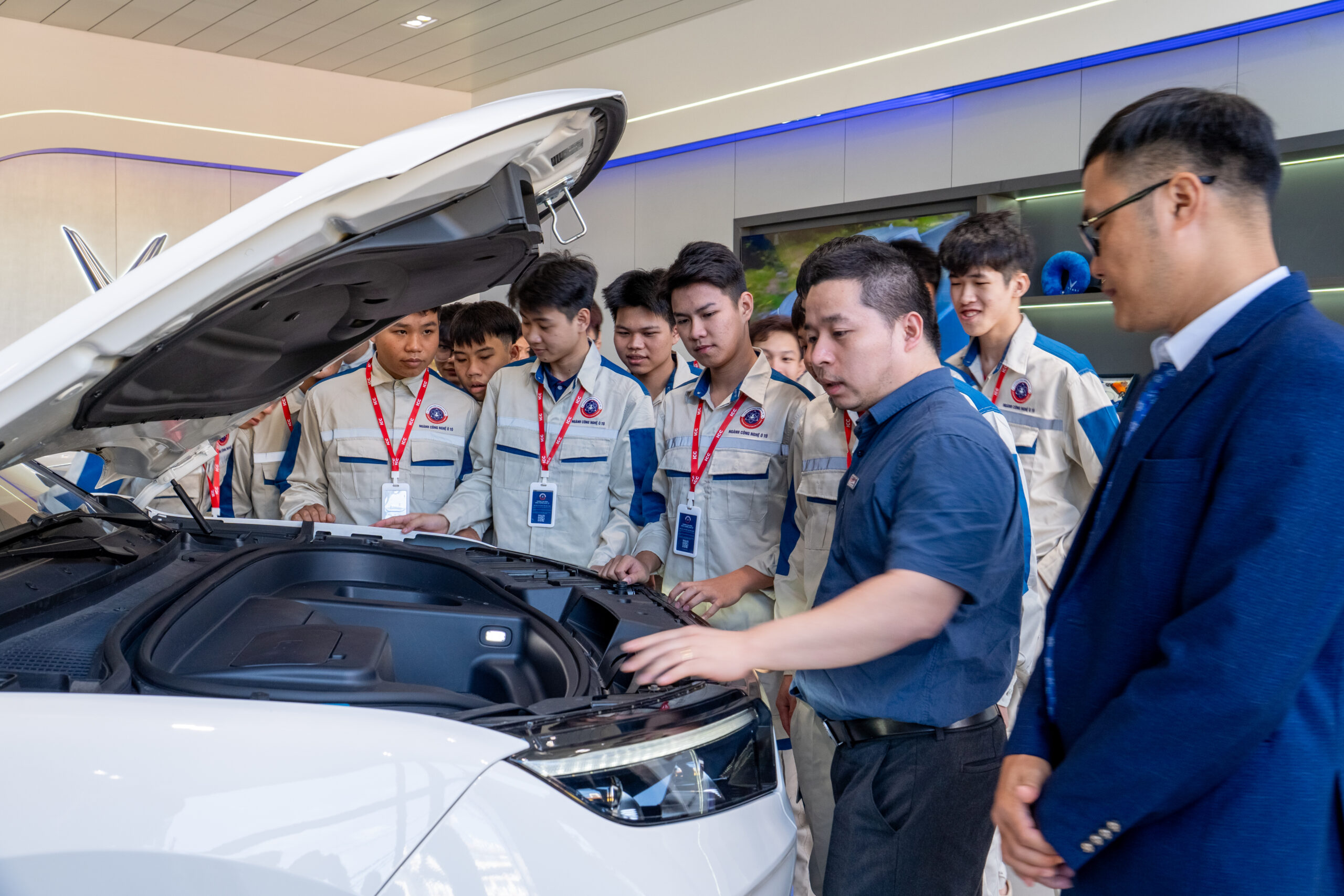 Sinh viên Công nghệ ô tô ICC có buổi trải nghiệm & tham quan tại VinFast.
