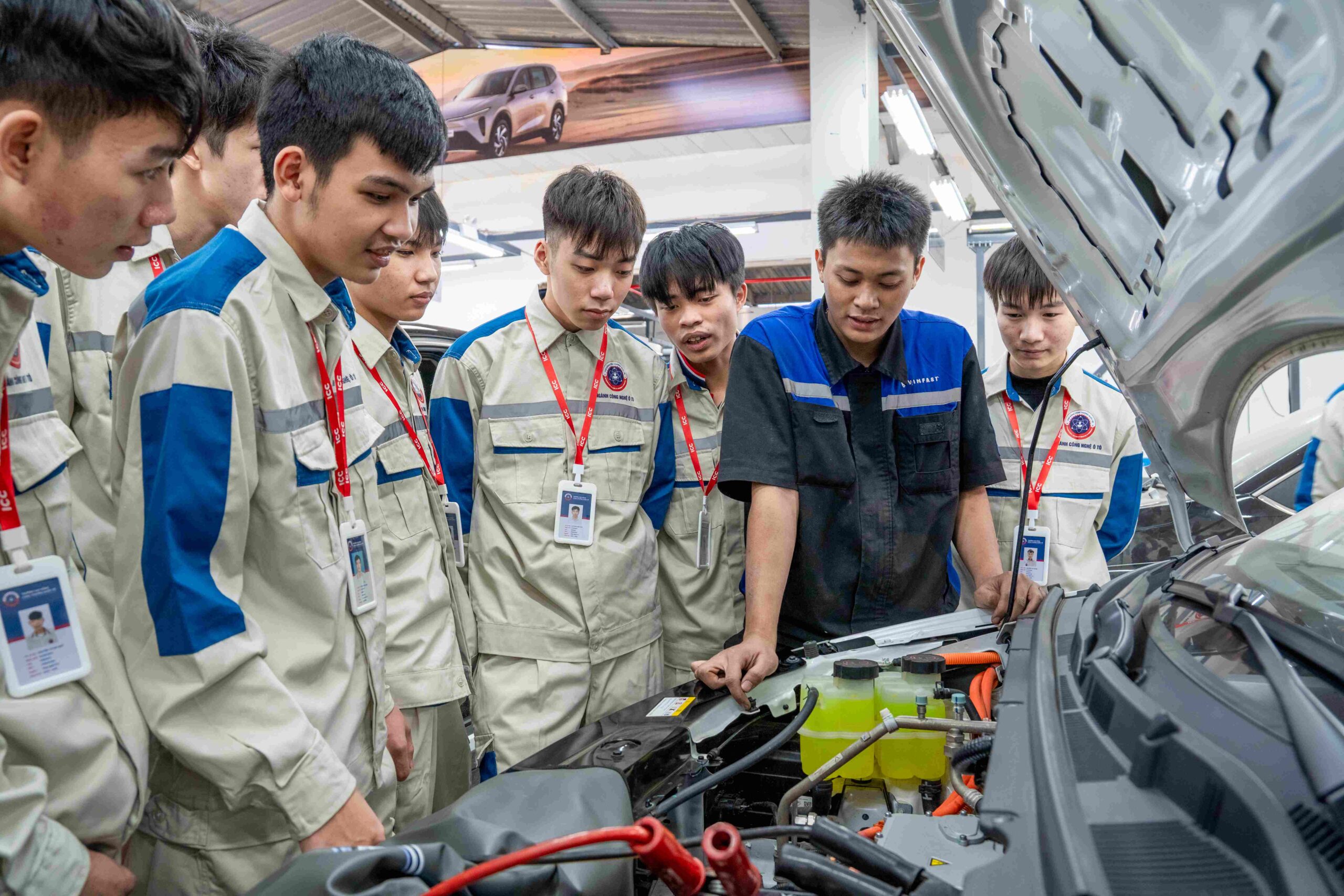 Các bạn được trải nghiệm một số công việc của kỹ thuật viên tại xưởng.