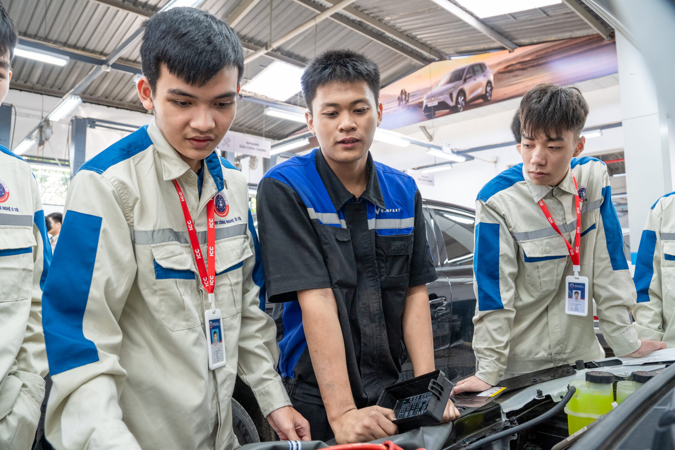 Sinh viên được dẫn đi tham quan khu vực sửa chữa, khu chẩn đoán lỗi, khu bảo dưỡng định kỳ và dây chuyền kiểm tra kỹ thuật,...