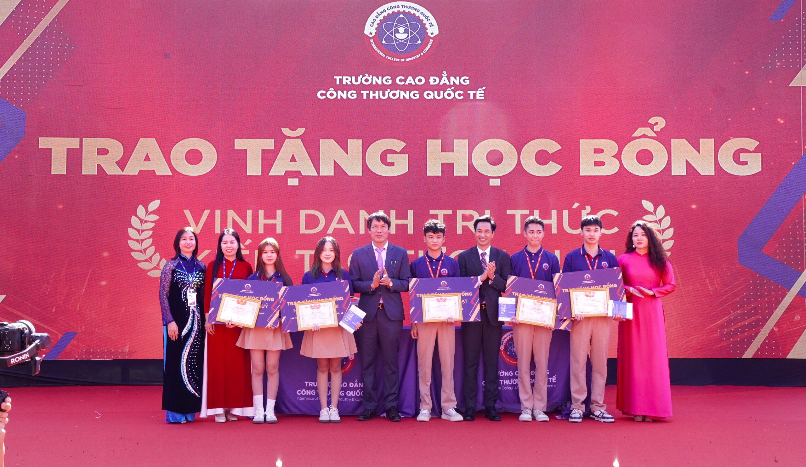 TS Đoàn Văn Minh trao tặng học bổng cho sinh viên thủ khoa đầu vào. TS Đoàn Văn Minh trao tặng học bổng cho sinh viên thủ khoa đầu vào.