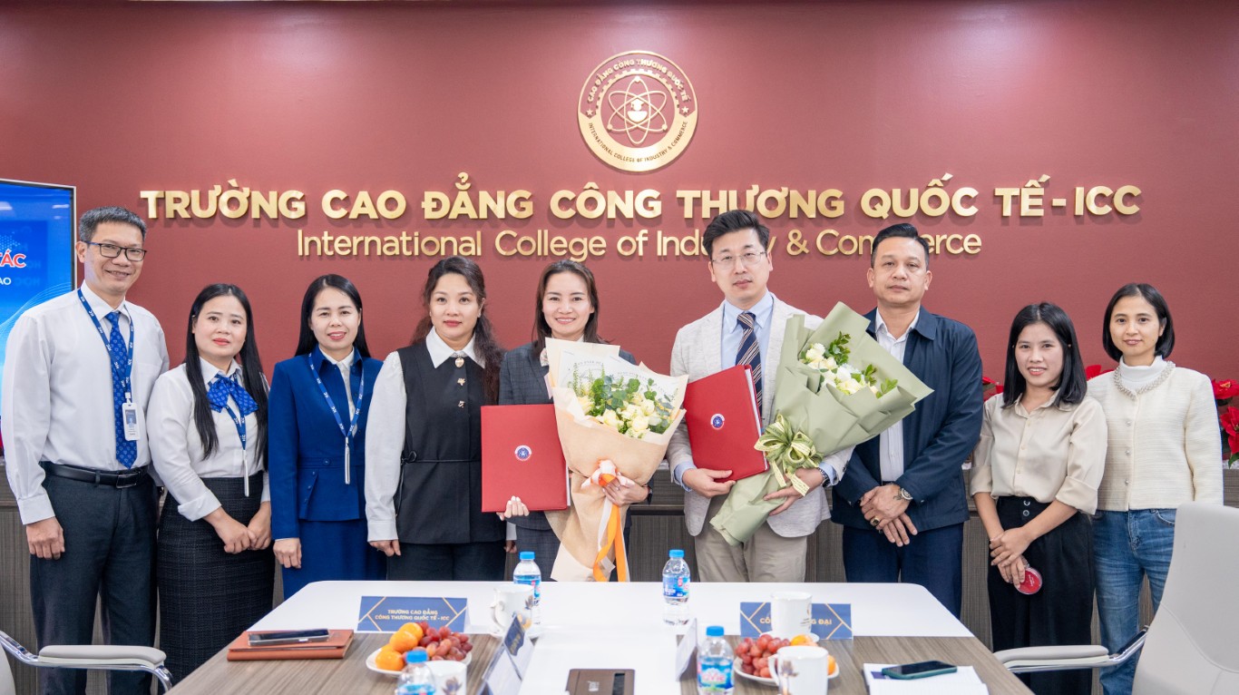 Ban lãnh đạo ICC chụp ảnh lưu niệm cùng đại diện Công ty TNHH Tư vấn Quản lý Hồng Đại tại buổi gặp gỡ thảo luận. 