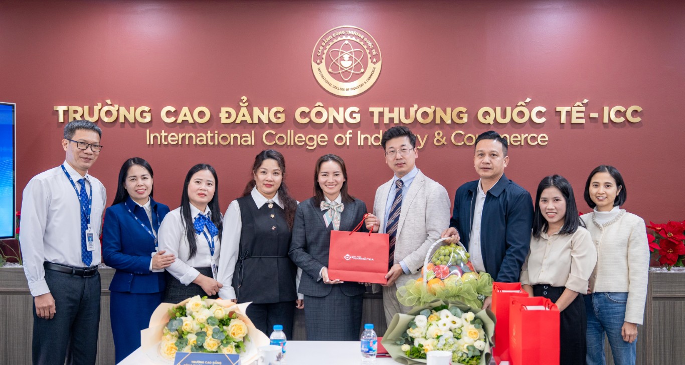 Đại diện hai bên trao quà lưu niệm, đánh dấu mối quan hệ hợp tác phát triển chương trình thực tập – việc làm quốc tế cho sinh viên ICC.