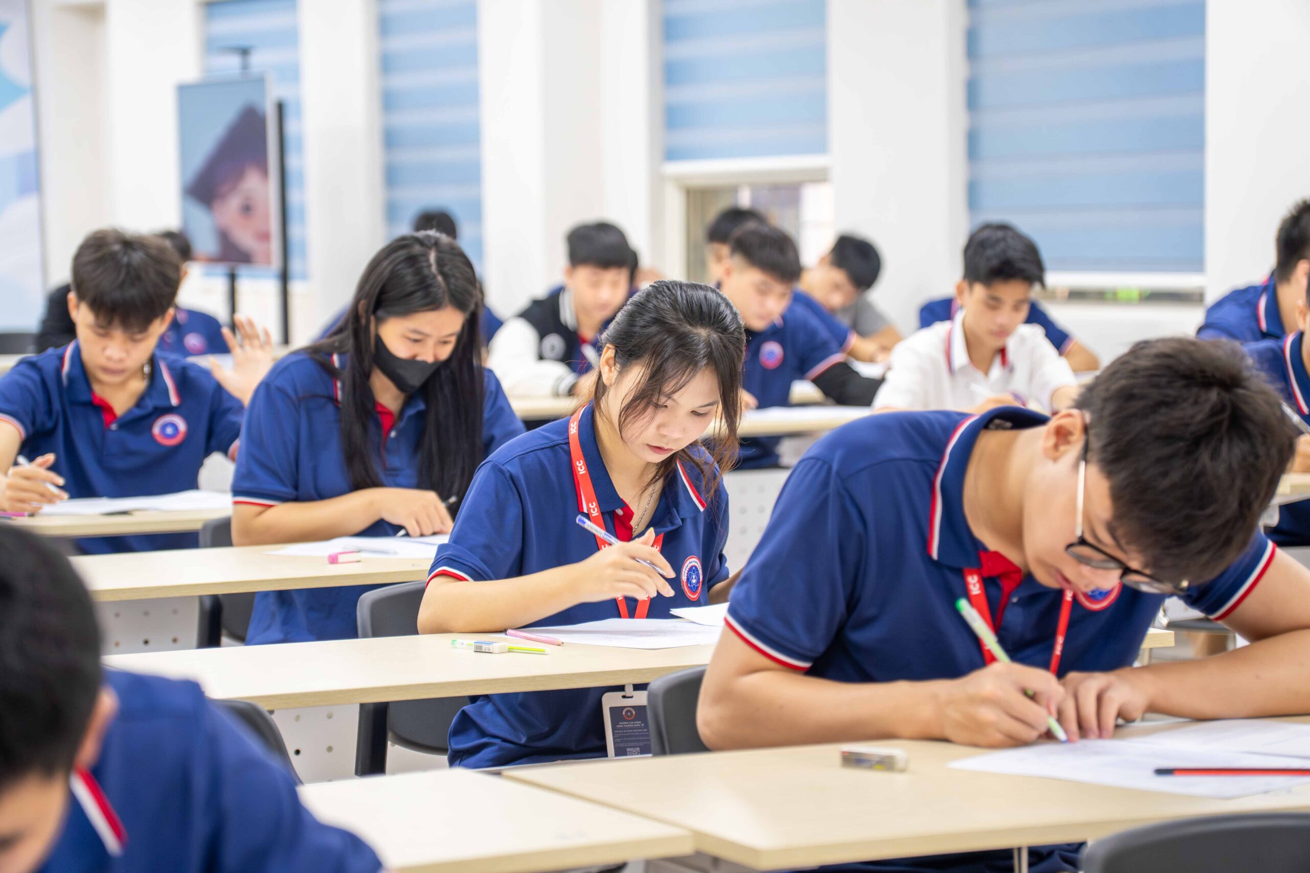 Sinh viên K17 bước vào ngày thi đầu tiên - môn Giáo dục chính trị. Sinh viên K17 bước vào ngày thi đầu tiên - môn Giáo dục chính trị.