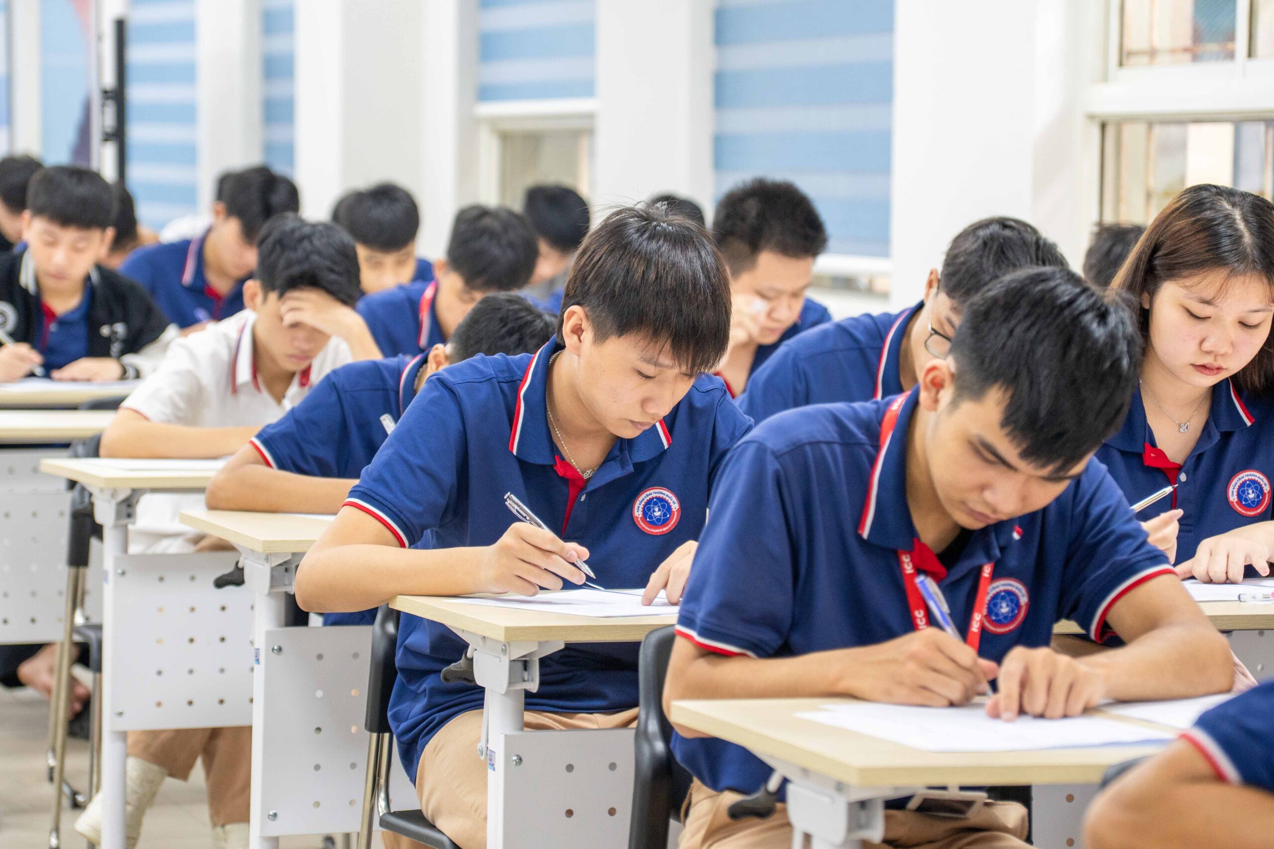 Ngay từ sáng sớm, khuôn viên trường đã rộn ràng với hình ảnh các bạn sinh viên K17 tập trung trước giờ thi. Ngay từ sáng sớm, khuôn viên trường đã rộn ràng với hình ảnh các bạn sinh viên K17 tập trung trước giờ thi.