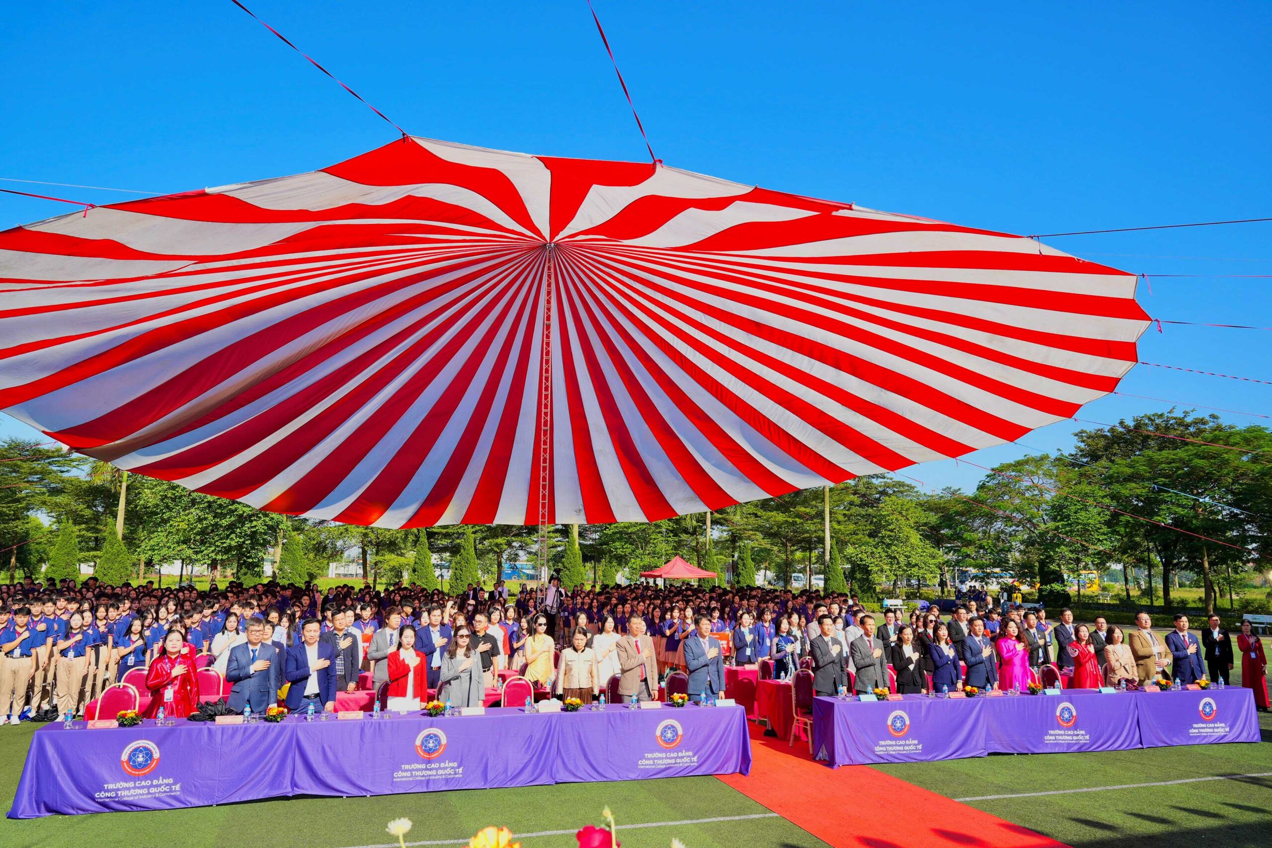 Buổi lễ diễn ra trong bầu không khí trang nghiêm nhưng tràn đầy năng lượng, thể hiện sự kết hợp giữa truyền thống giáo dục và tinh thần đổi mới của ICC. Buổi lễ diễn ra trong bầu không khí trang nghiêm nhưng tràn đầy năng lượng, thể hiện sự kết hợp giữa truyền thống giáo dục và tinh thần đổi mới của ICC.