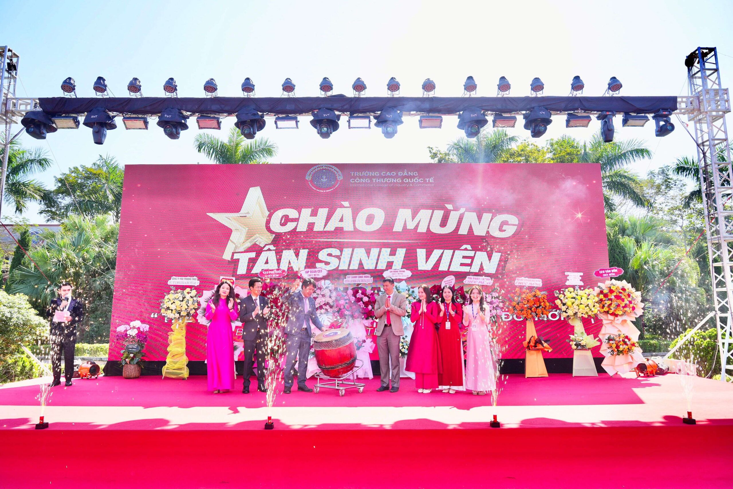 Hiệu trưởng trường Cao đẳng Công thương Quốc tế đánh trống khai giảng năm học 2025 - 2026. Hiệu trưởng trường Cao đẳng Công thương Quốc tế đánh trống khai giảng năm học 2025 - 2026.