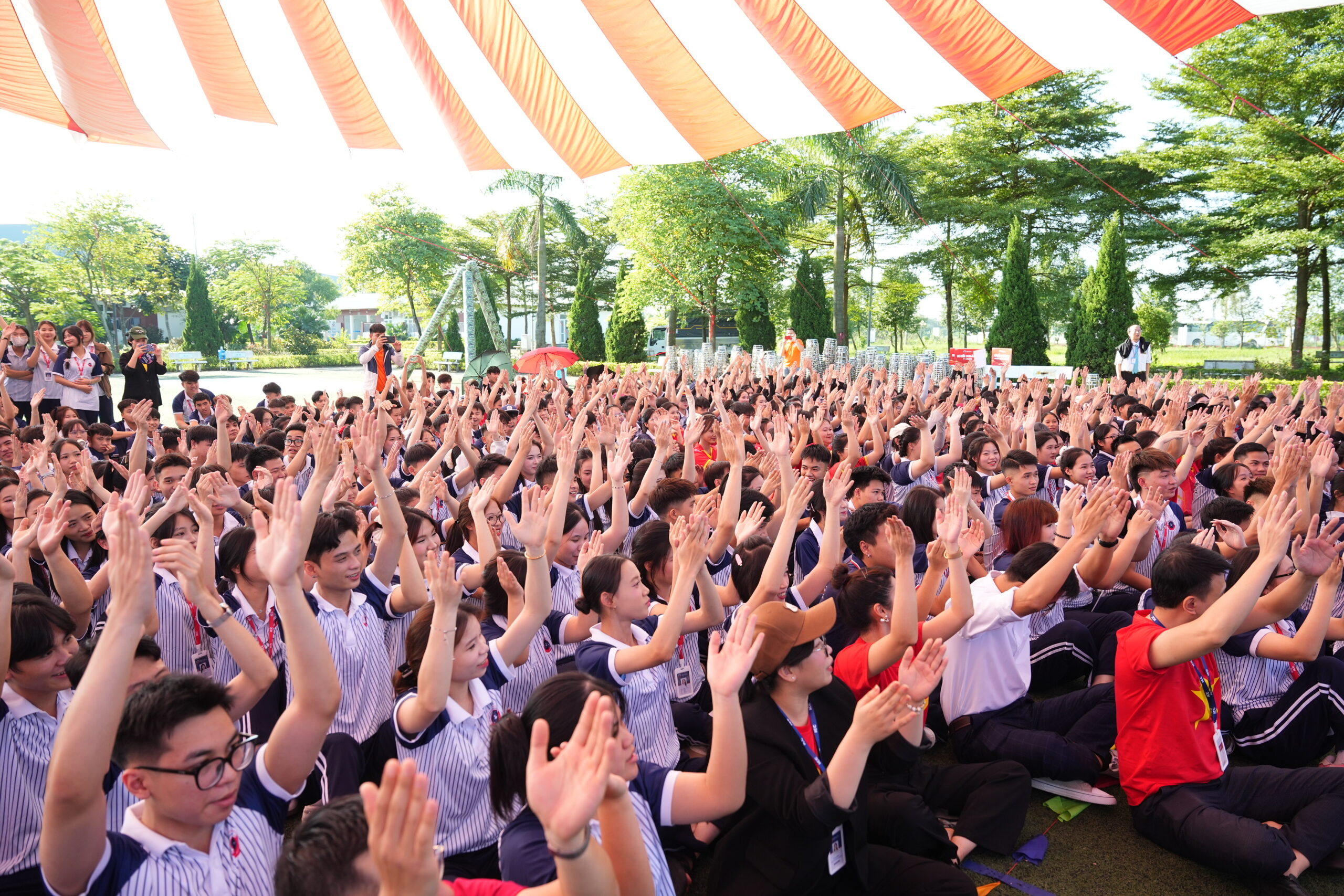 Ngay từ những phút đầu khai mạc, khuôn viên trường đã tràn ngập tiếng cười, tiếng hò reo cổ vũ và âm nhạc cuồng nhiệt. Ngay từ những phút đầu khai mạc, khuôn viên trường đã tràn ngập tiếng cười, tiếng hò reo cổ vũ và âm nhạc cuồng nhiệt.