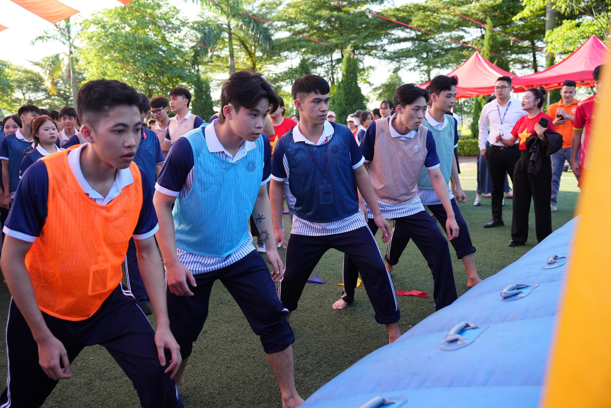 Đối với tân sinh viên K17, đây không chỉ là sân chơi thể thao, mà còn là “nhịp cầu” giúp các bạn rút ngắn khoảng cách, làm quen với bạn mới và cảm nhận văn hóa năng động của ICC. Đối với tân sinh viên K17, đây không chỉ là sân chơi thể thao, mà còn là “nhịp cầu” giúp các bạn rút ngắn khoảng cách, làm quen với bạn mới và cảm nhận văn hóa năng động của ICC.