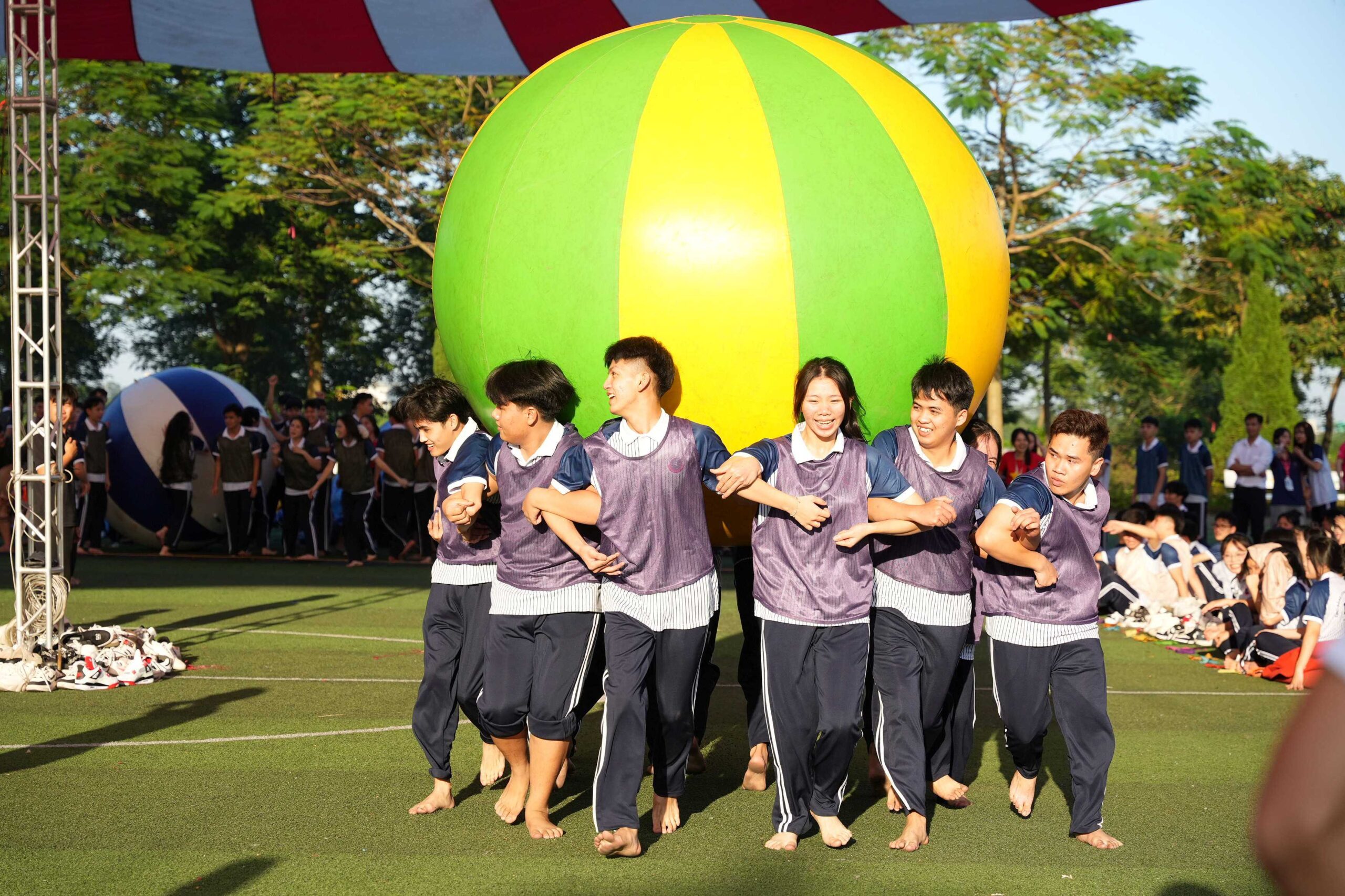 Những trò chơi đến những phút giây nghẹt thở, nơi từng bước chạy là sự phối hợp và niềm tin dành cho nhau. Những trò chơi đến những phút giây nghẹt thở, nơi từng bước chạy là sự phối hợp và niềm tin dành cho nhau.