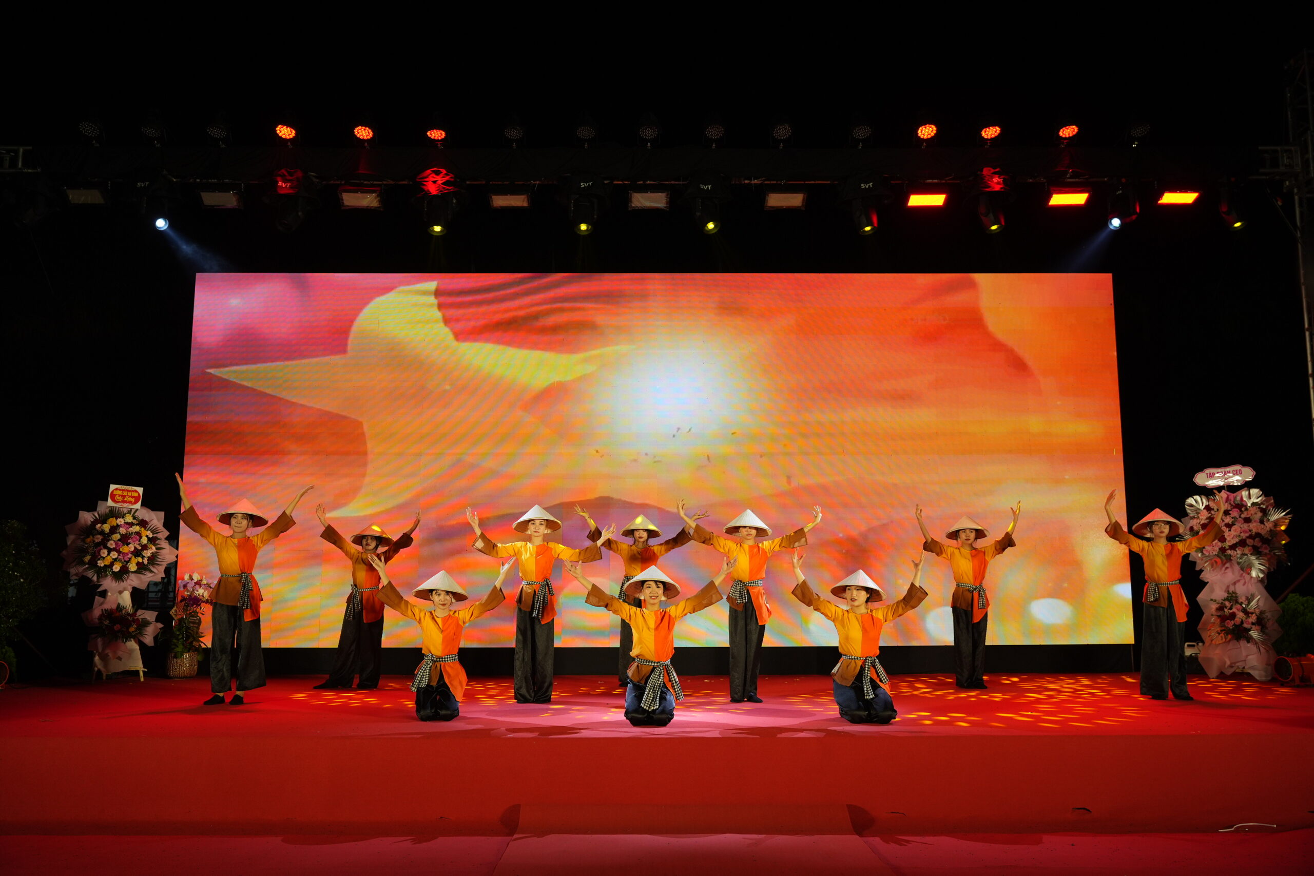 Những tiết mục mãn nhãn do các em sinh viên K17 thể hiện. 