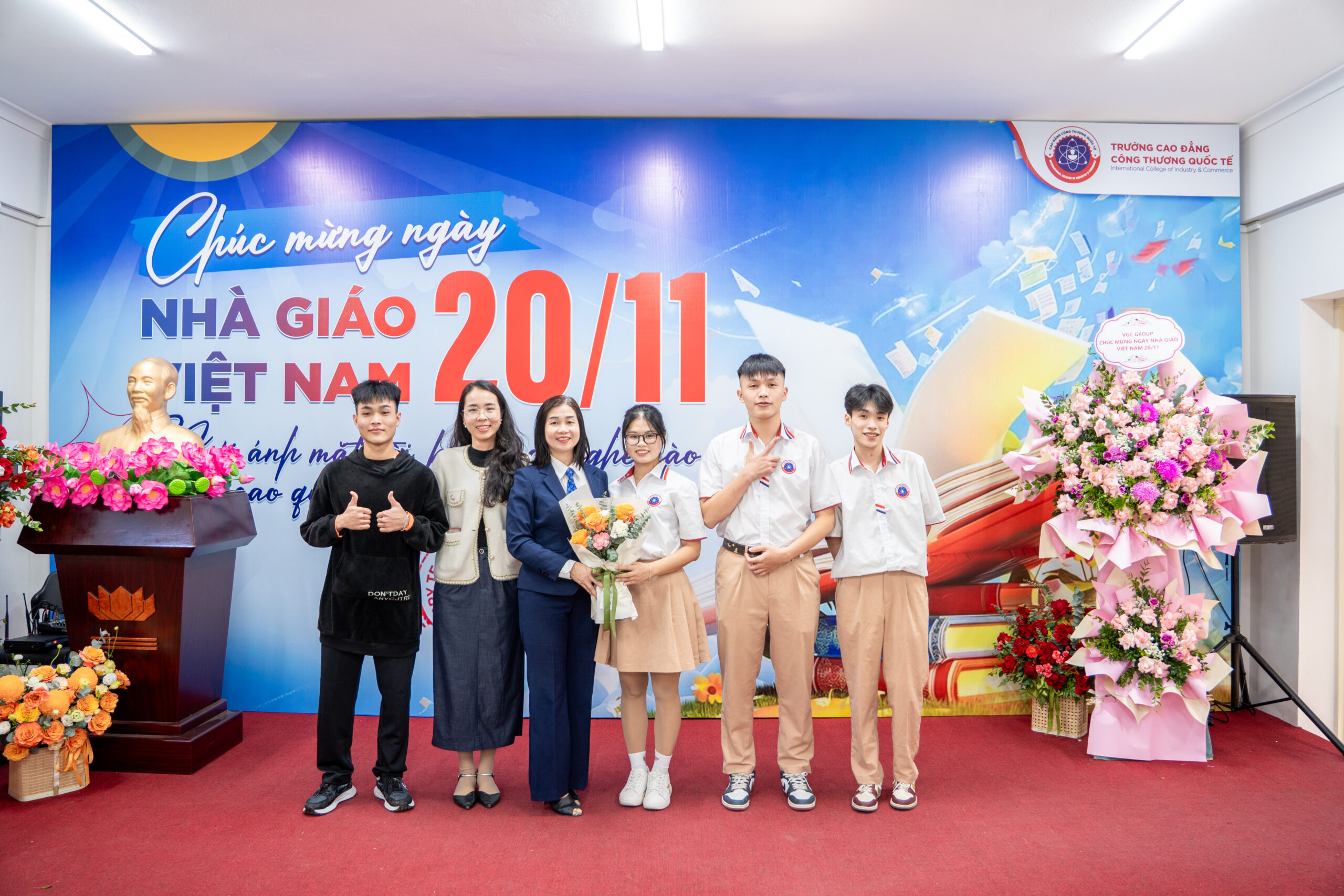 Sinh viên ICC có những bông hoa tươi thắm tặng thầy cô nhân ngày 20/11.