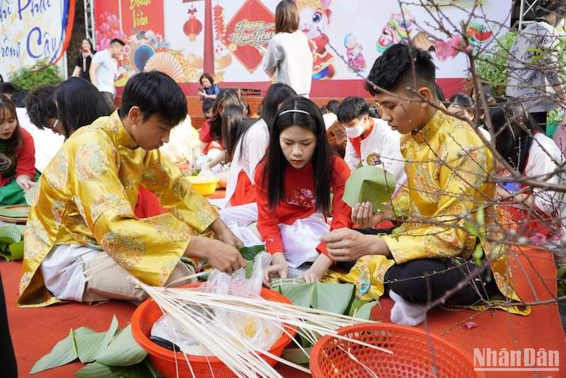 Thông qua các hoạt động tập thể, sinh viên cũng được rèn luyện kỹ năng giao tiếp, làm việc nhóm và tinh thần trách nhiệm khi tham gia các phong trào chung của nhà trường Thông qua các hoạt động tập thể, sinh viên cũng được rèn luyện kỹ năng giao tiếp, làm việc nhóm và tinh thần trách nhiệm khi tham gia các phong trào chung của nhà trường (Ảnh: Sưu tầm)