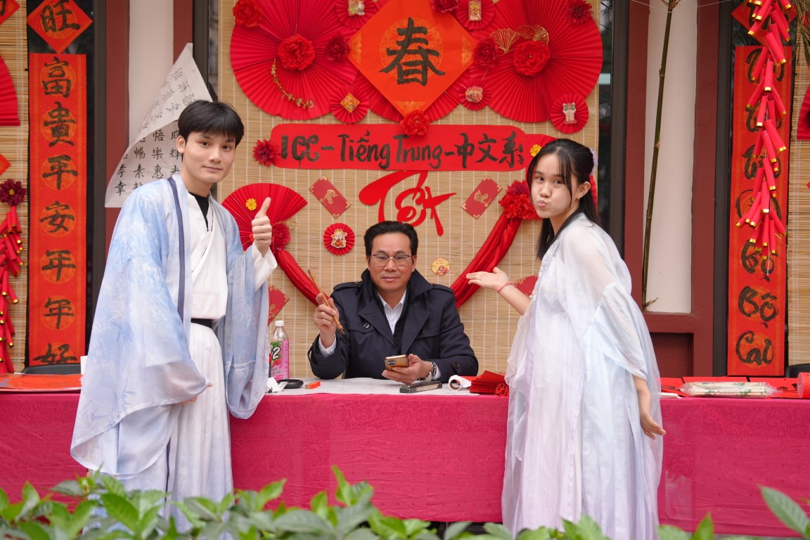 Gian hàng Tiếng Trung với hoạt động xin chữ đầu năm 