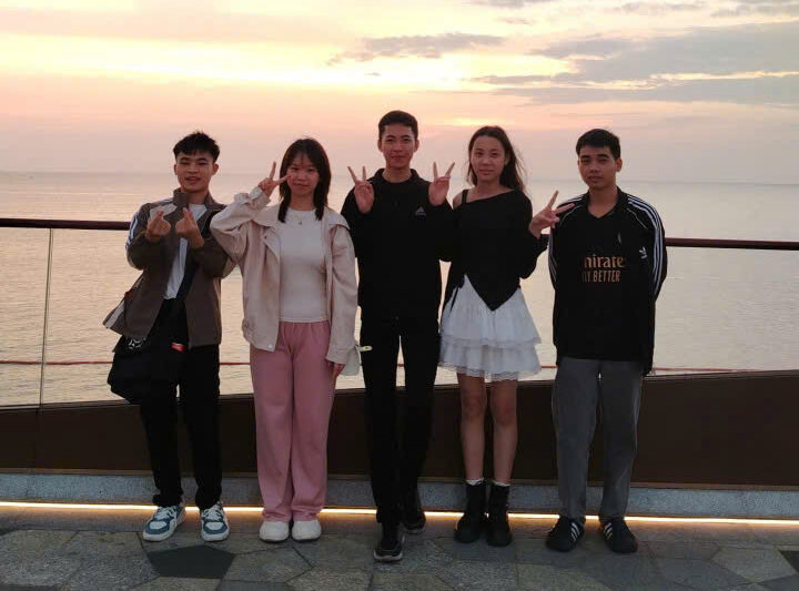 Các em sinh viên sau ca làm việc tại Phú Quốc Các em sinh viên sau ca làm việc tại Phú Quốc