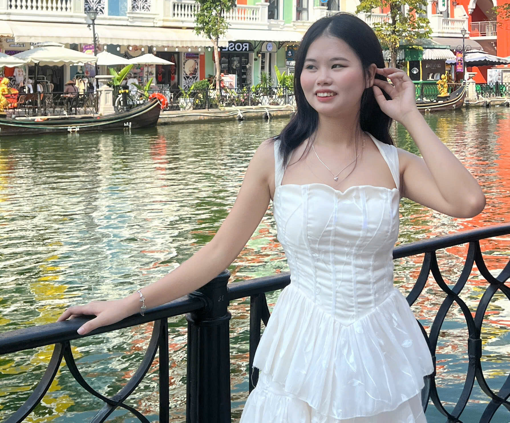 Ngoài giờ làm việc, em Vi Thị Hằng có những phút giây thư giãn tại Novotel Phú Quốc