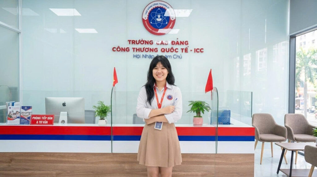 Phạm Lan Anh - Nữ sinh đạt giải cuộc thi "Mưa trong nắng" hiện đang theo học khối ngành Kinh tế, trường Cao đẳng Công thương Quốc tế.