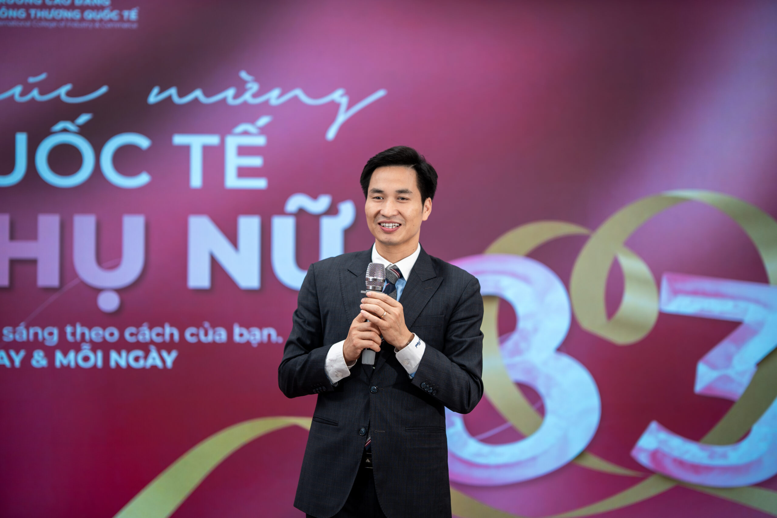 Thầy Hoàng Gia Thịnh - Chủ tịch Hội đồng trường phát biểu chào mừng ngày 8/3 Thầy Hoàng Gia Thịnh - Chủ tịch Hội đồng trường phát biểu chào mừng ngày 8/3