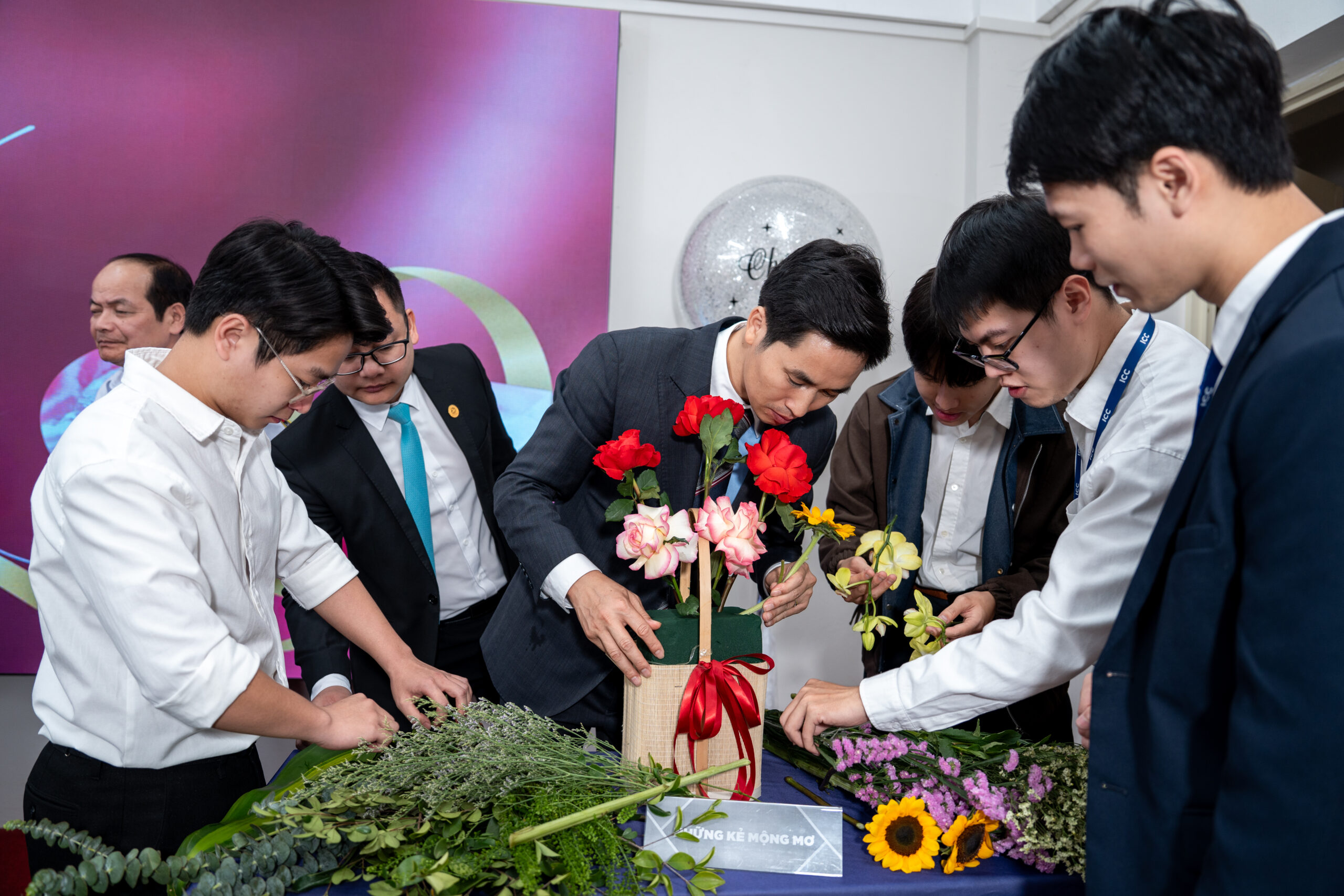 Một trong những hoạt động được mong chờ nhất trong chương trình là cuộc thi cắm hoa do chính các thầy trong trường thực hiện để dành tặng cho các cô Một trong những hoạt động được mong chờ nhất trong chương trình là cuộc thi cắm hoa do chính các thầy trong trường thực hiện để dành tặng cho các cô