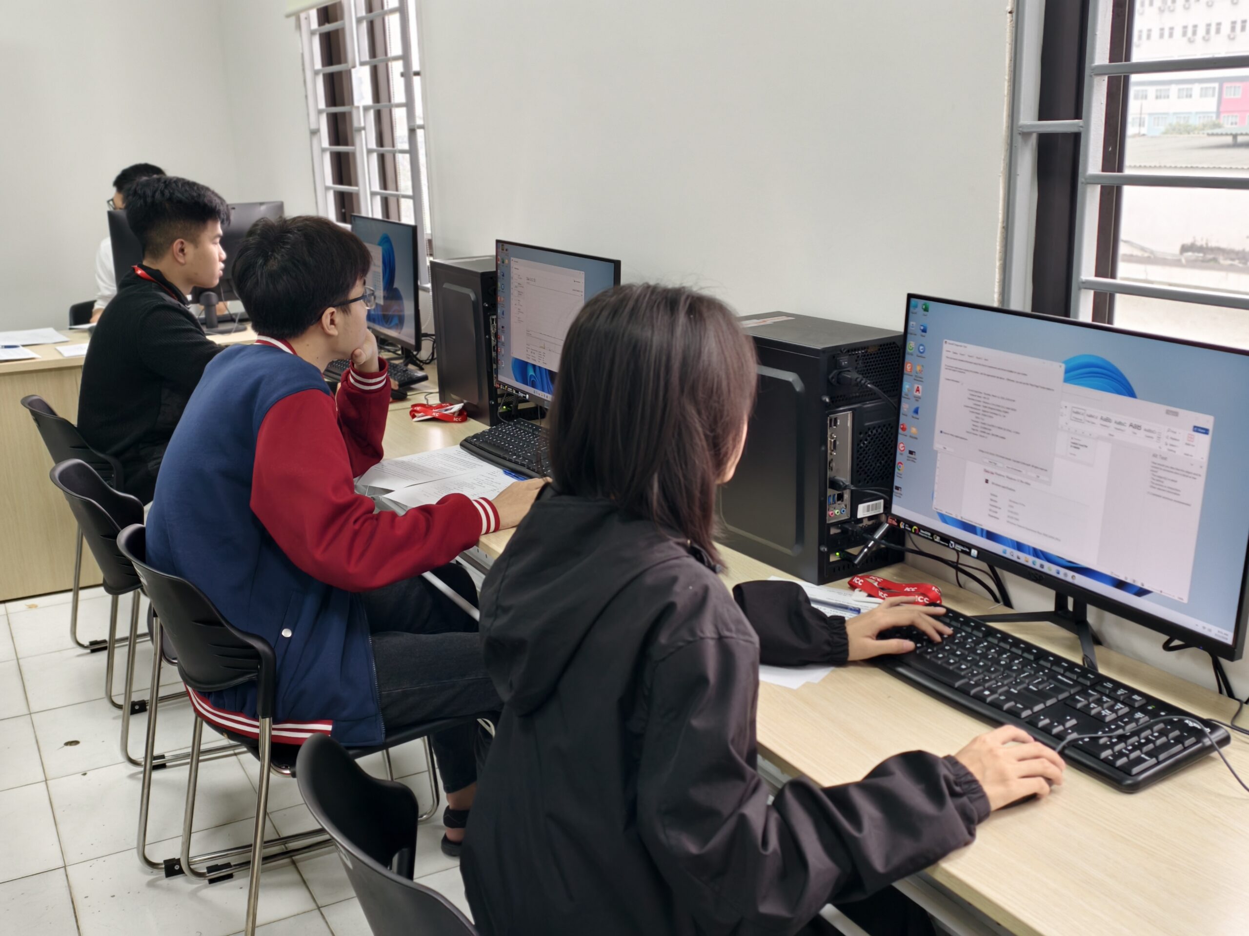 Sinh viên trực tiếp thao tác tại phòng thực hành