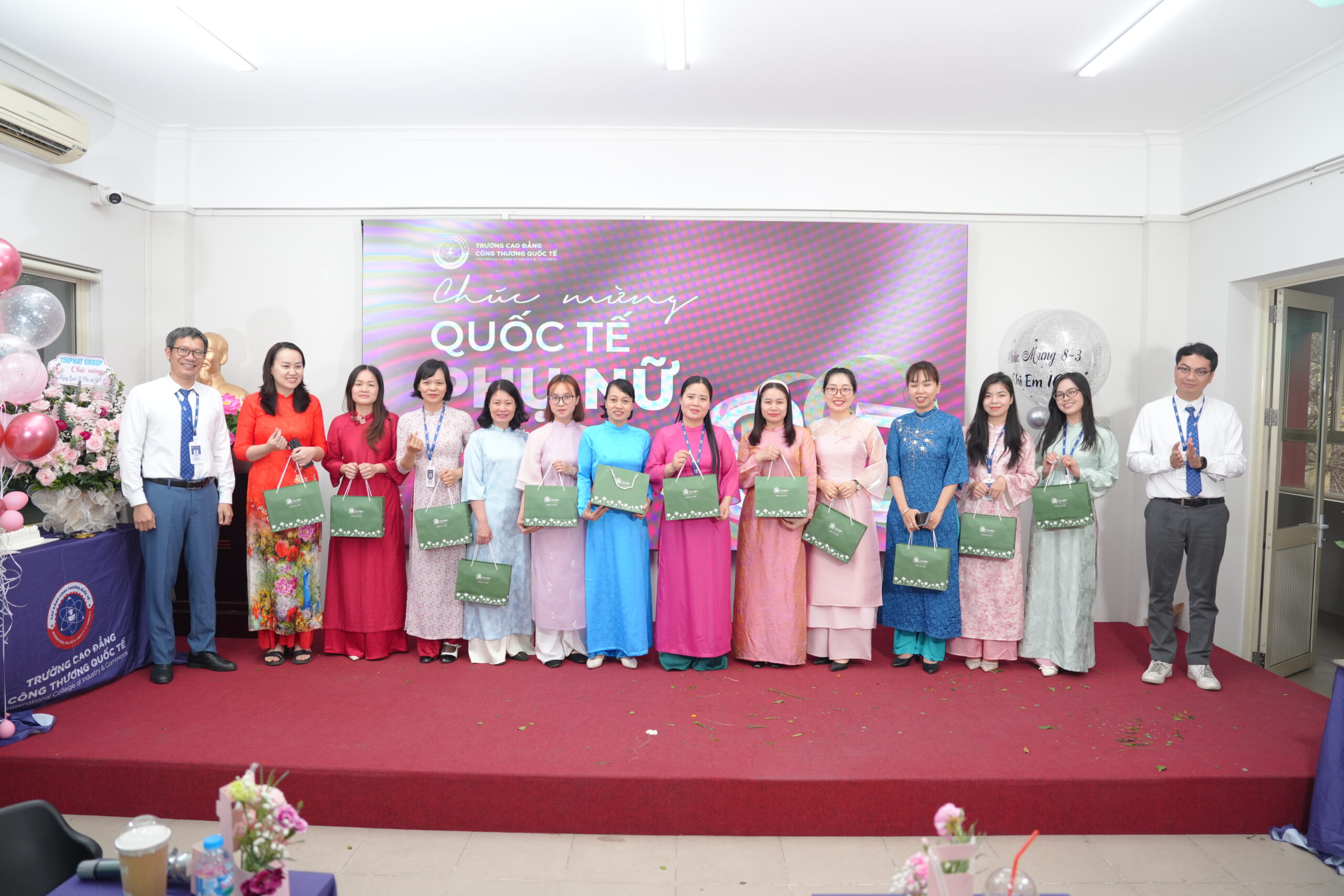 Trong hành trình xây dựng và phát triển của ICC, đội ngũ giảng viên và cán bộ nhân viên nữ luôn đóng vai trò quan trọng. Trong hành trình xây dựng và phát triển của ICC, đội ngũ giảng viên và cán bộ nhân viên nữ luôn đóng vai trò quan trọng