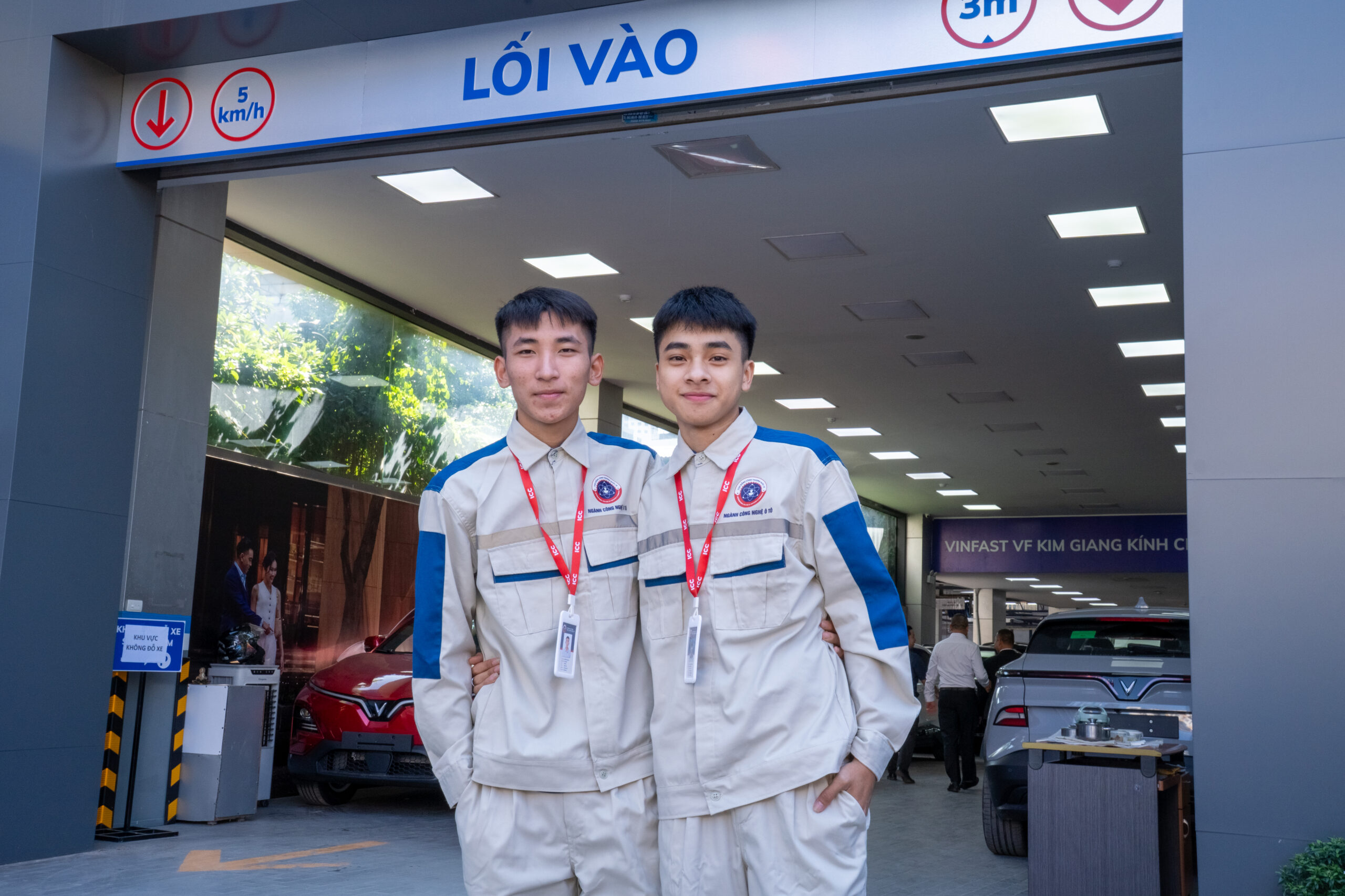 Quàng Trường Vũ (bên phải) được thực tập tại Vinfast từ năm nhất