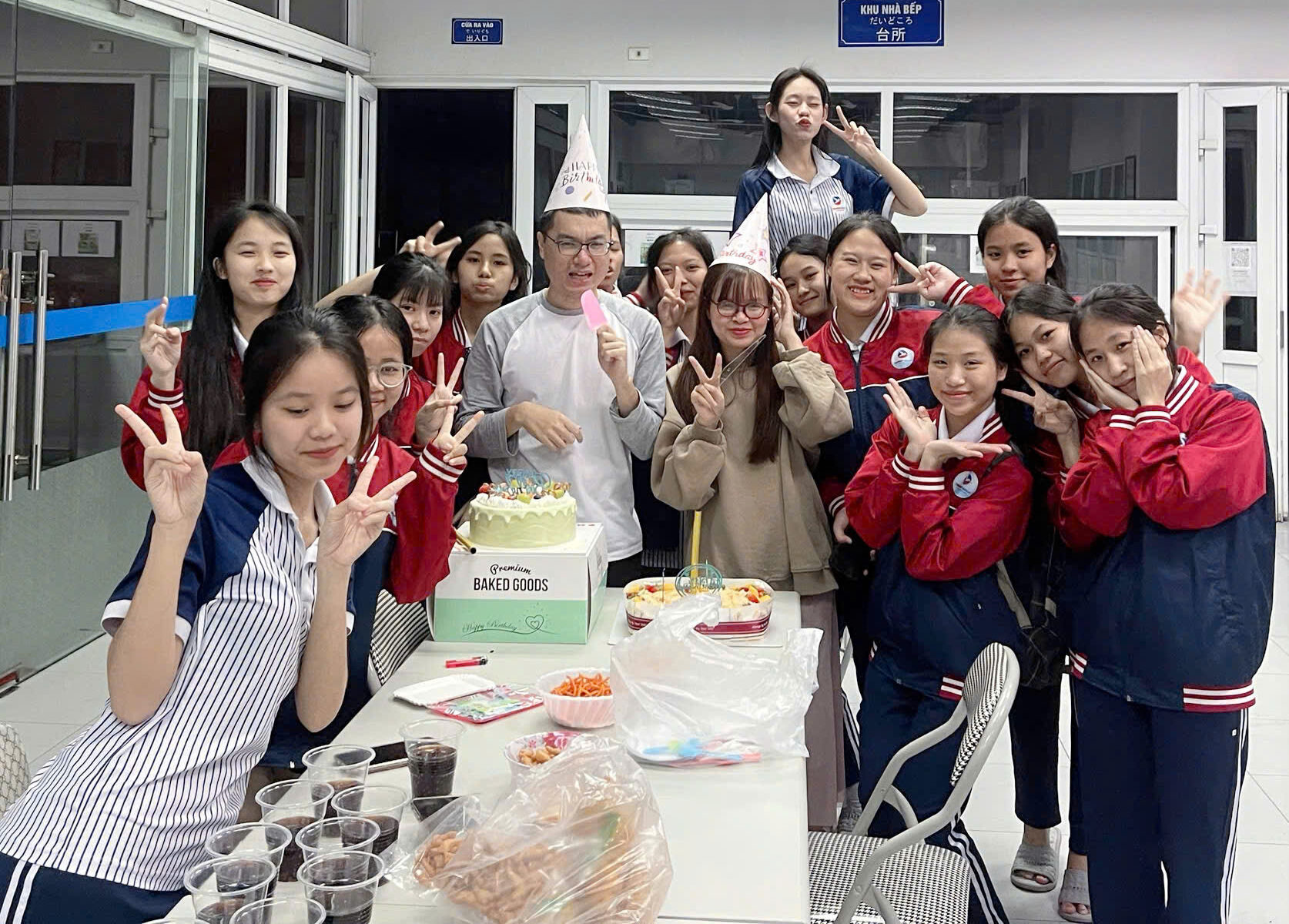 Khoảnh khắc vui vẻ của Đỗ Thị Diệu My cùng với thầy cô giáo và các bạn tại ICC Bắc Ninh