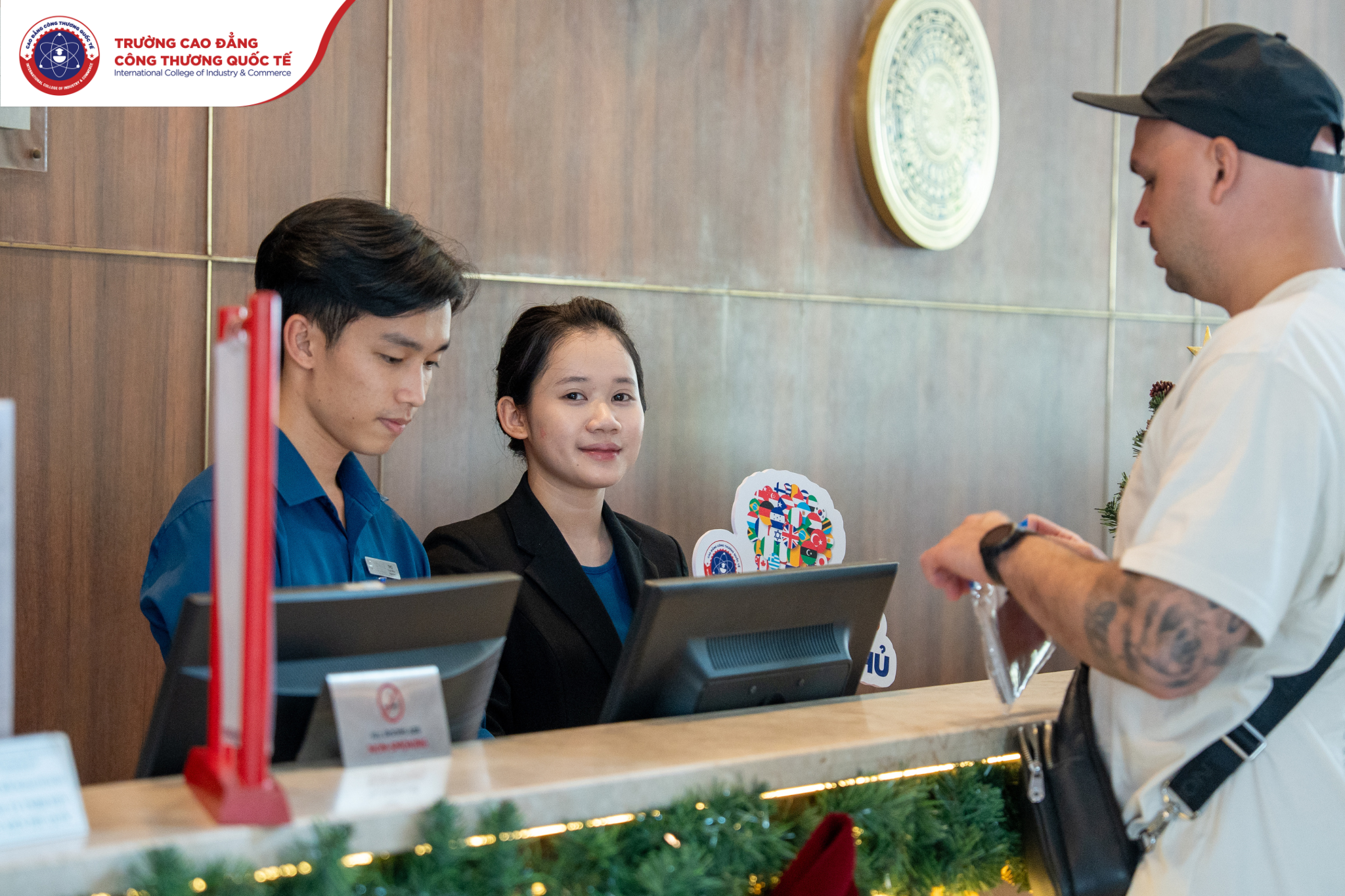 Quầy Lễ tân - nơi nữ sinh ICC được thực hành nghiệp vụ mỗi ngày 