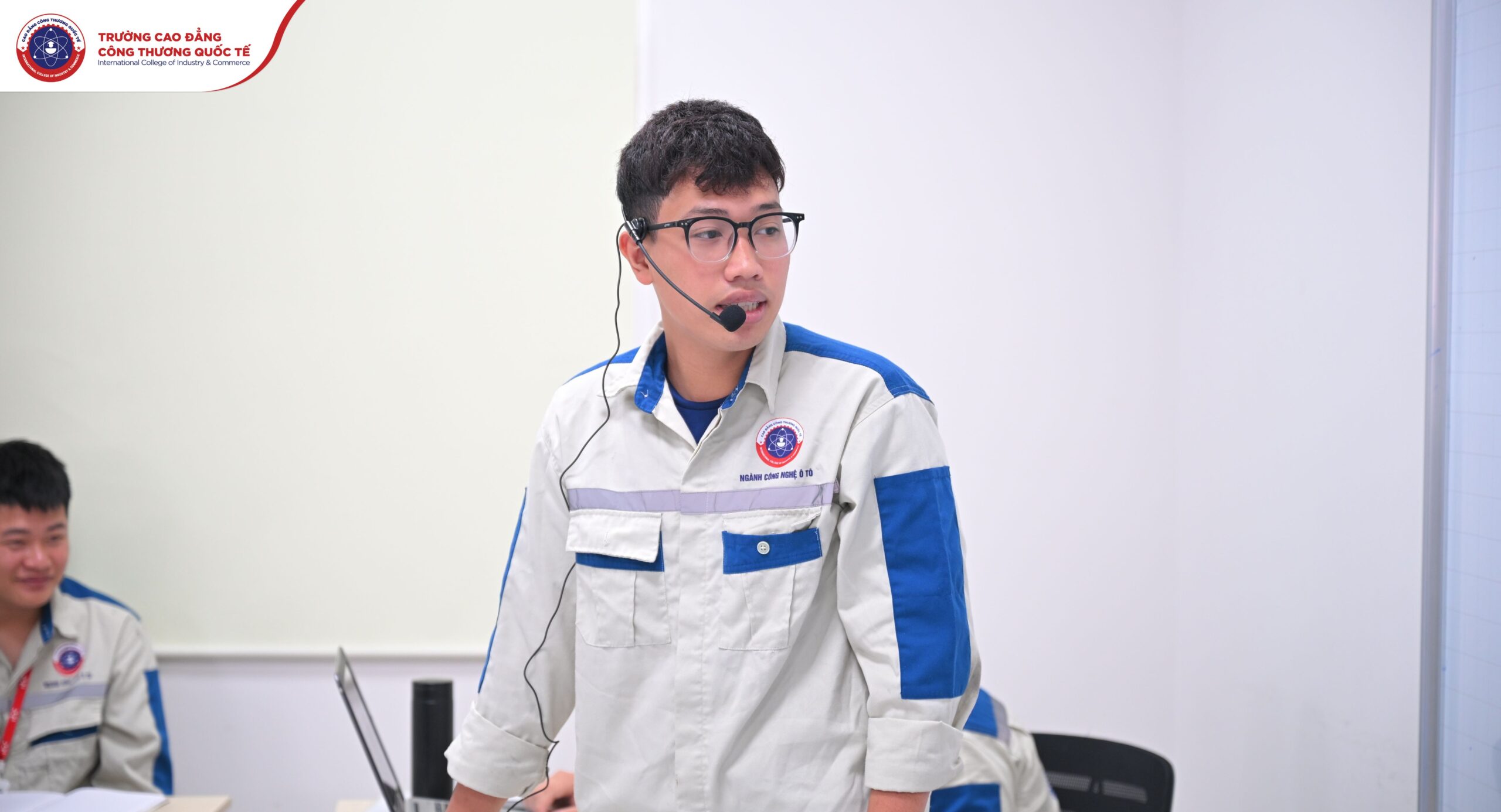 Việc chủ động tìm hiểu và trình bày trước lớp giúp các bạn mạnh dạn hơn, không còn tâm lý ngại phát biểu trong giờ học Việc chủ động tìm hiểu và trình bày trước lớp giúp các bạn mạnh dạn hơn, không còn tâm lý ngại phát biểu trong giờ học