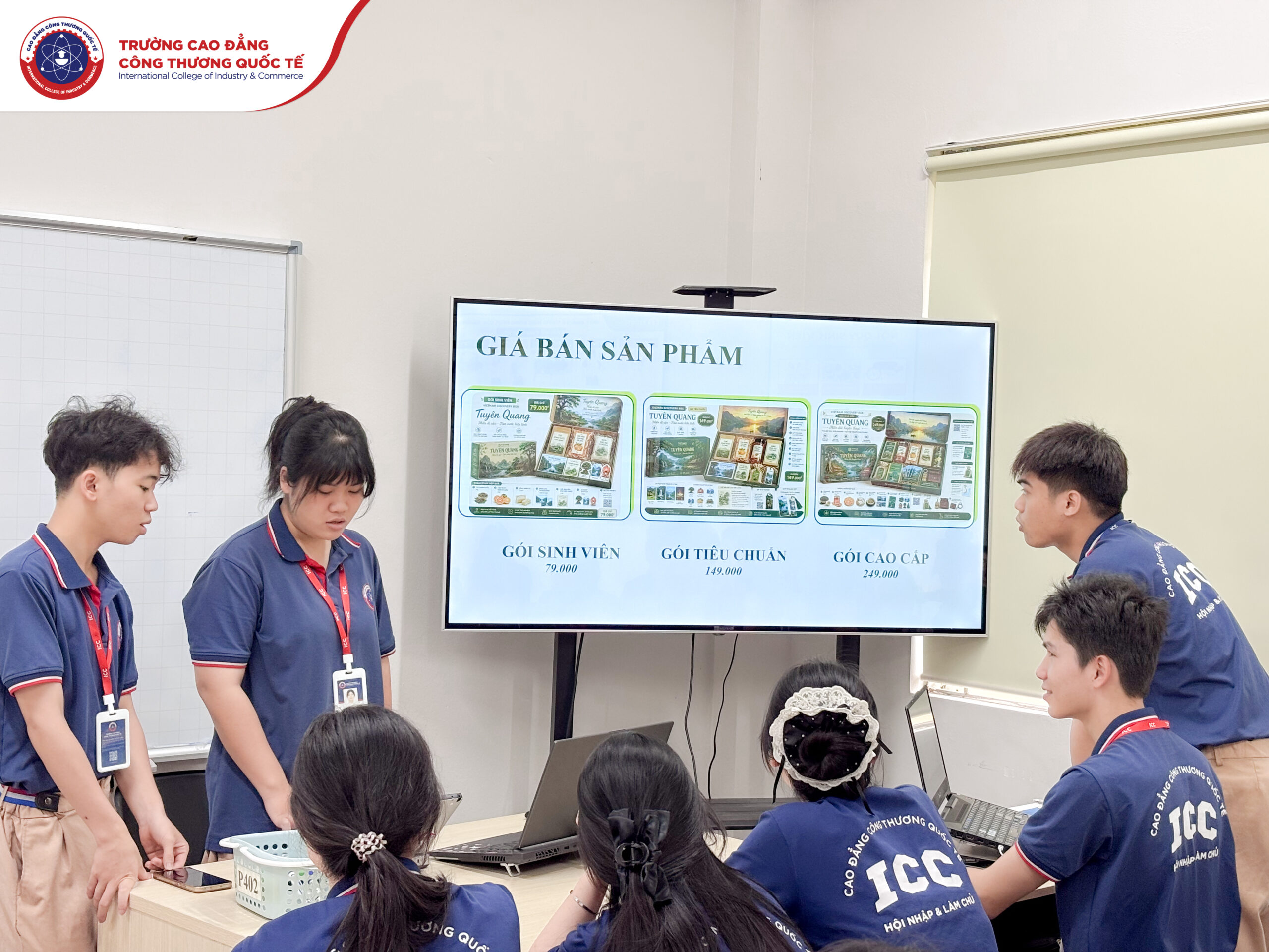 Từ những buổi thuyết trình ban đầu còn rụt rè, nhiều sinh viên Khoa Kinh tế đã có thể đứng trước lớp trình bày mạch lạc, thuyết phục và bảo vệ quan điểm của mình một cách tự tin