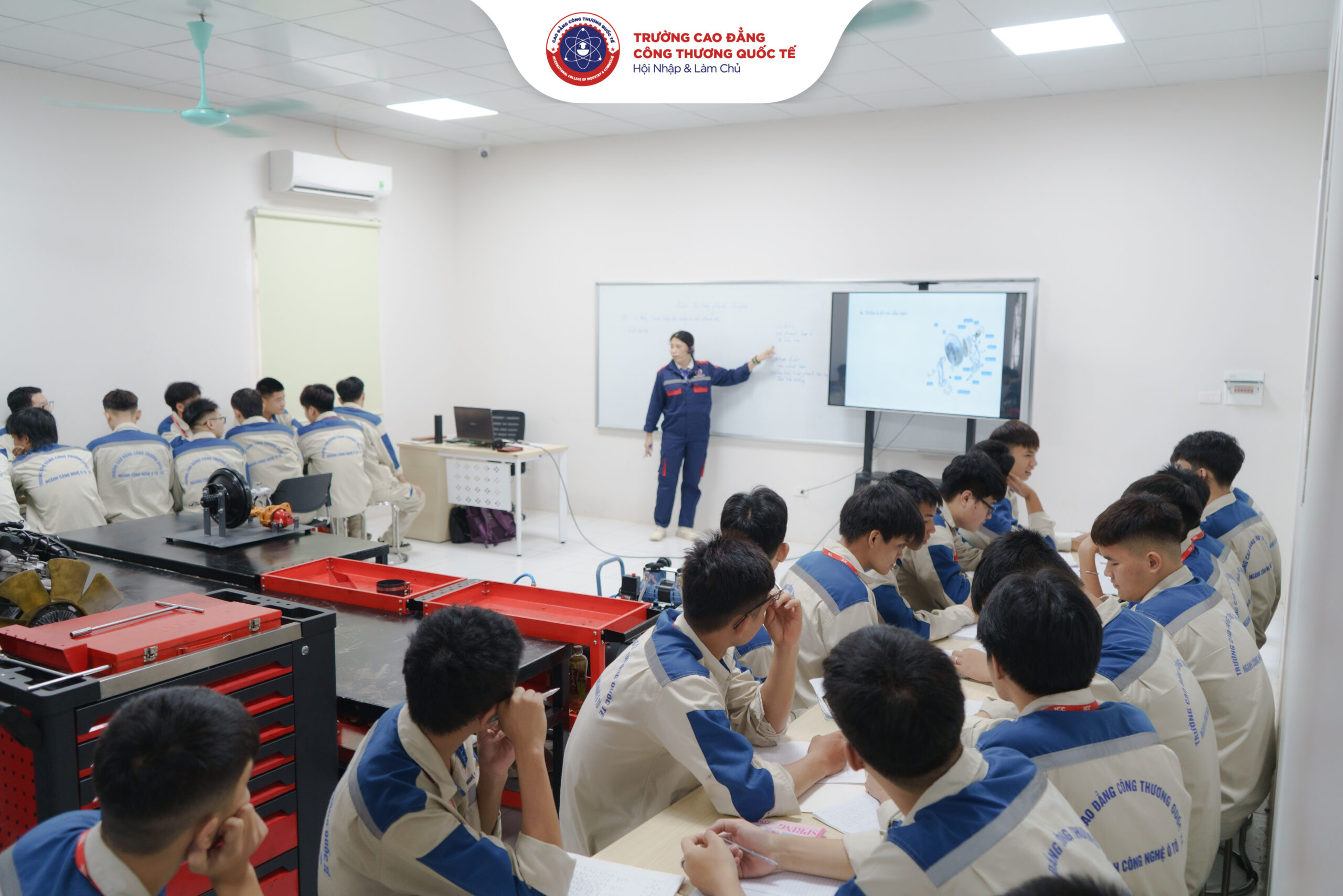 Gắn lý thuyết với thực hành – Định hướng đào tạo sát doanh nghiệp
