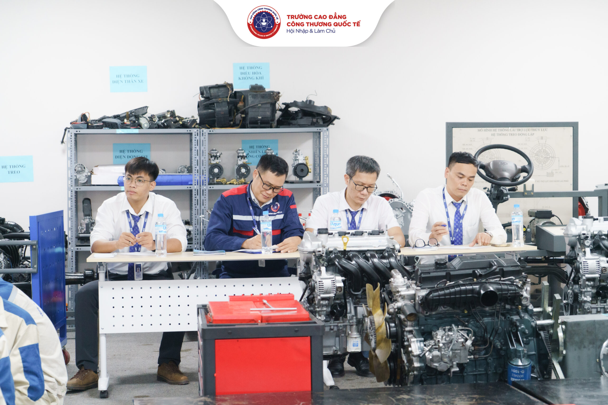 Sự hiện diện đầy đủ của lãnh đạo và giảng viên không chỉ thể hiện sự quan tâm sâu sát tới hoạt động giảng dạy mà còn tạo điều kiện để trao đổi chuyên môn, góp ý phương pháp