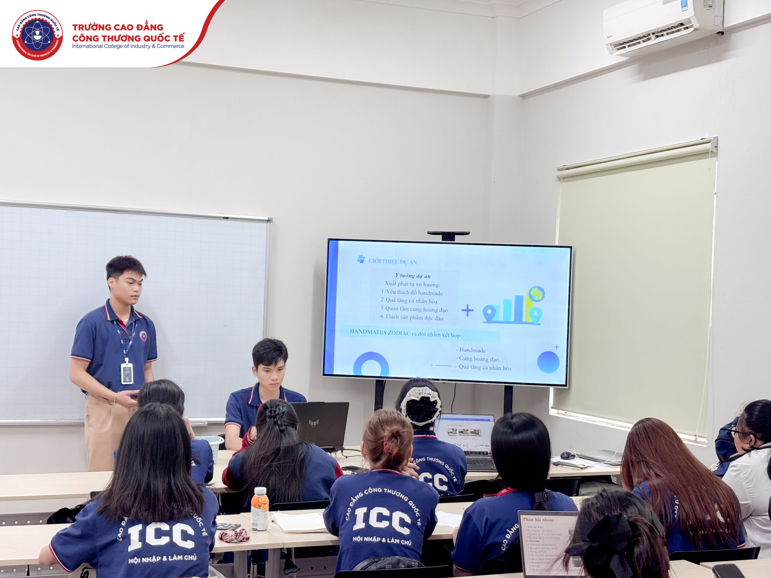 Lớp học trở thành mô hình mô phỏng môi trường làm việc thực tế, giúp sinh viên Khoa Kinh tế làm quen sớm với áp lực, nhịp độ và yêu cầu của doanh nghiệp