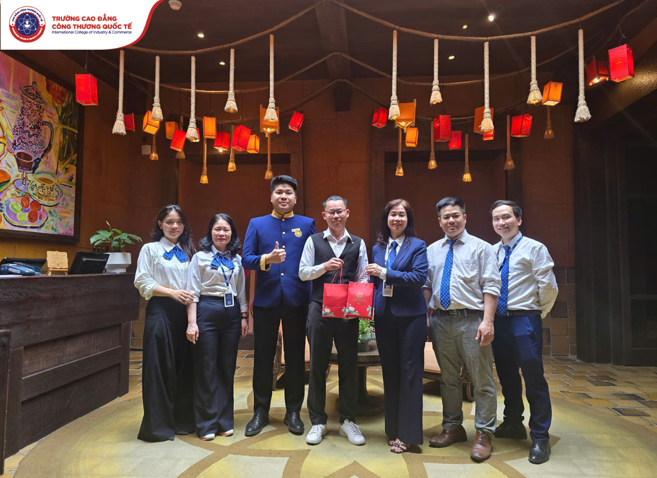 ICC trao tặng quà lưu niệm tới đại diện doanh nghiệp trong buổi làm việc ICC trao tặng quà lưu niệm tới đại diện doanh nghiệp trong buổi làm việc