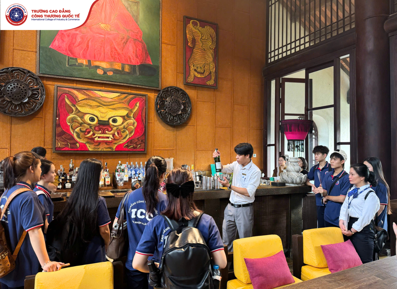 Những kiến thức tưởng chừng trừu tượng trong giáo trình nay được “chạm” bằng mắt thấy, tai nghe và cảm nhận trực tiếp Những kiến thức tưởng chừng trừu tượng trong giáo trình nay được “chạm” bằng mắt thấy, tai nghe và cảm nhận trực tiếp